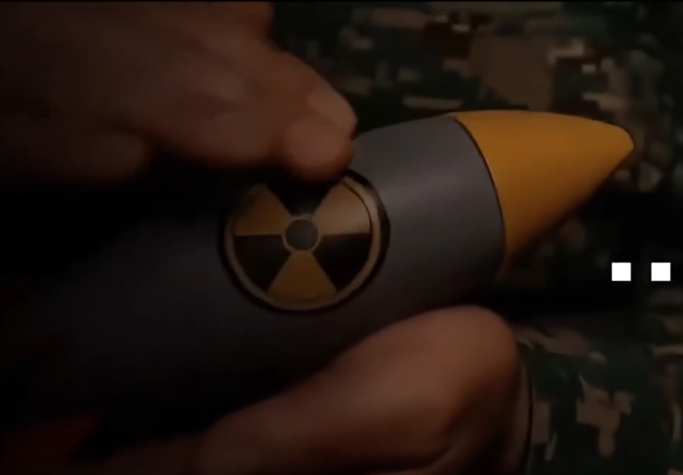 伊朗官媒日前釋出一段手摸核彈的畫面，暗示不排除動用核武反擊。（翻攝自X平台）