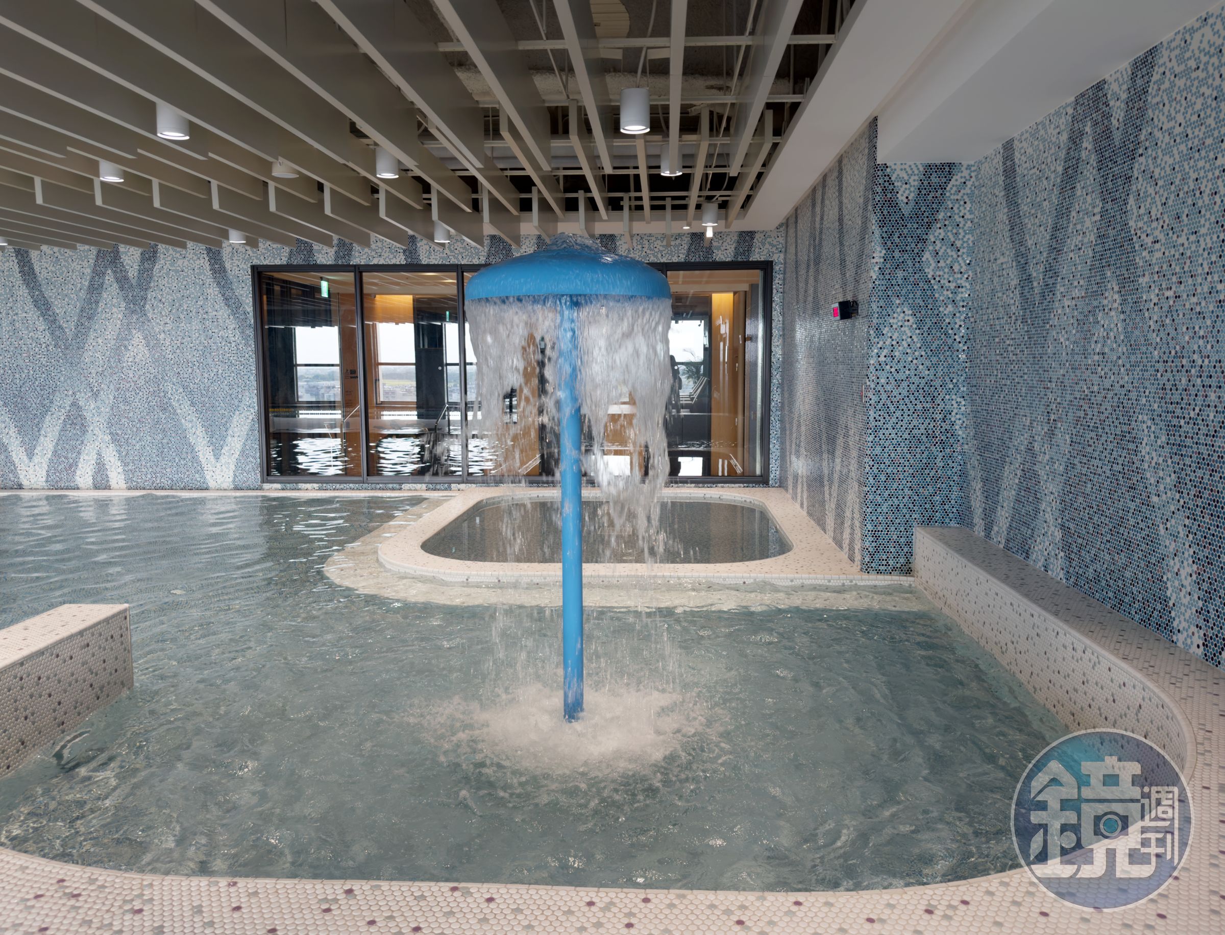 除了泳池水道,一旁設有兒童池與水療Spa池。