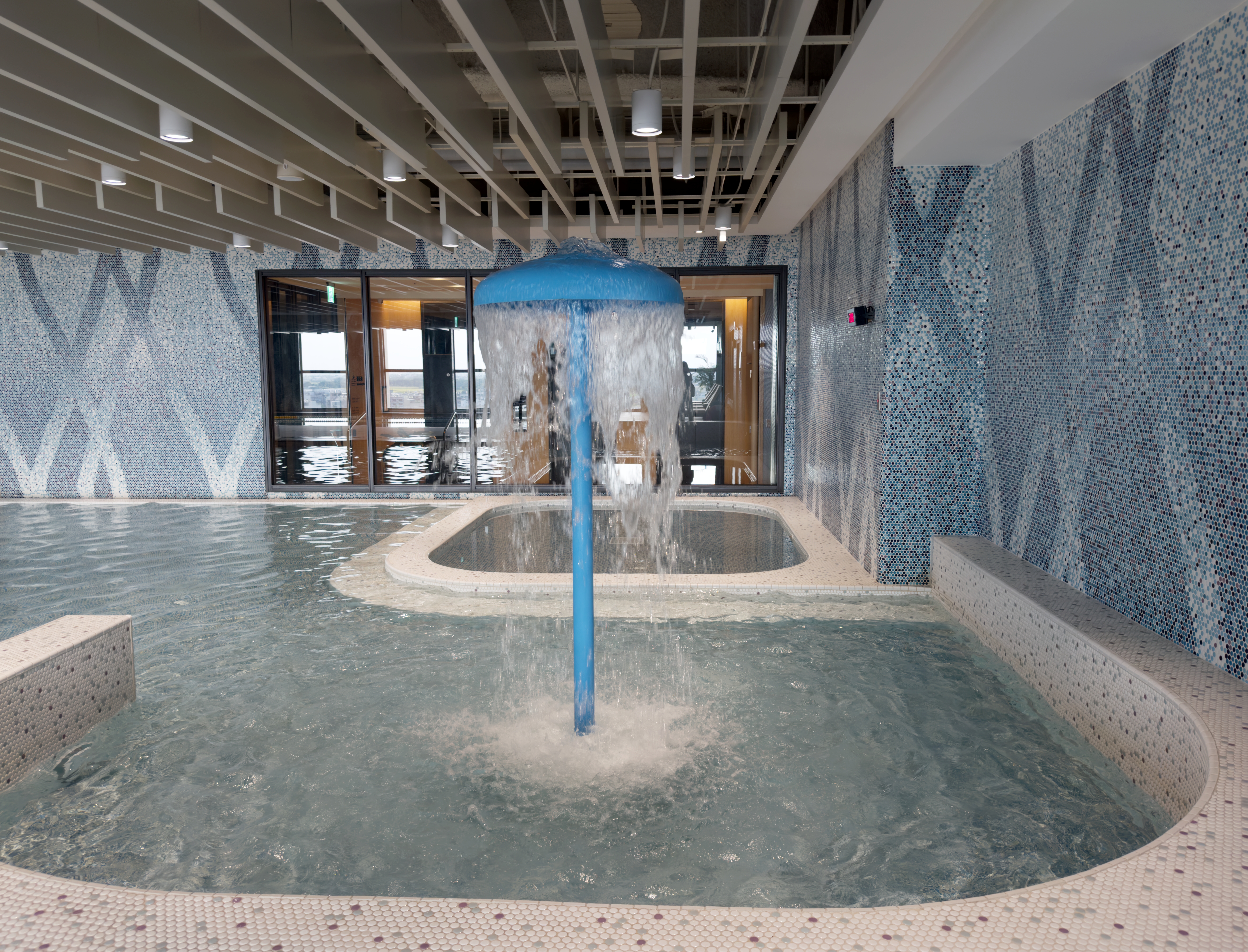 除了泳池水道，一旁設有兒童池與水療Spa池。