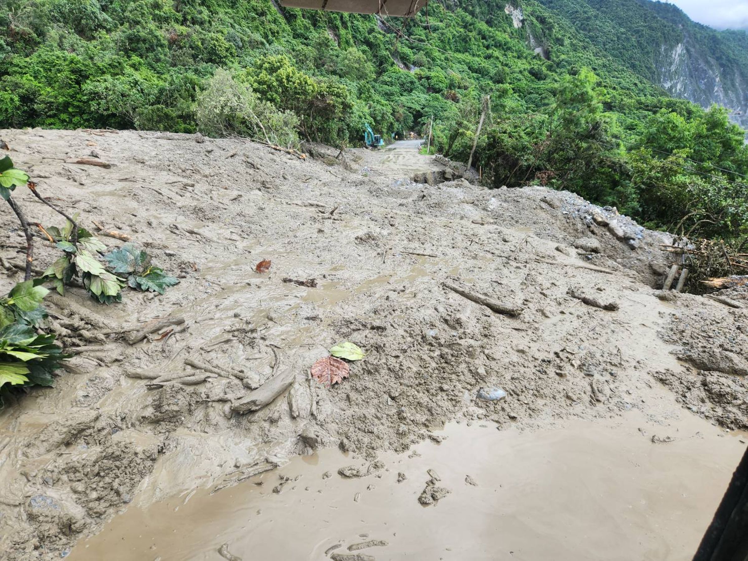 蘇花崇德段下午發生強降雨再度發生土石流，延至3日下午2點搶通。（公路局提供）