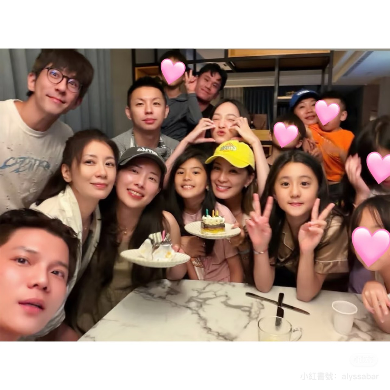 賈靜雯和修杰楷與一對女兒現身好友生日聚會。翻攝小紅書
