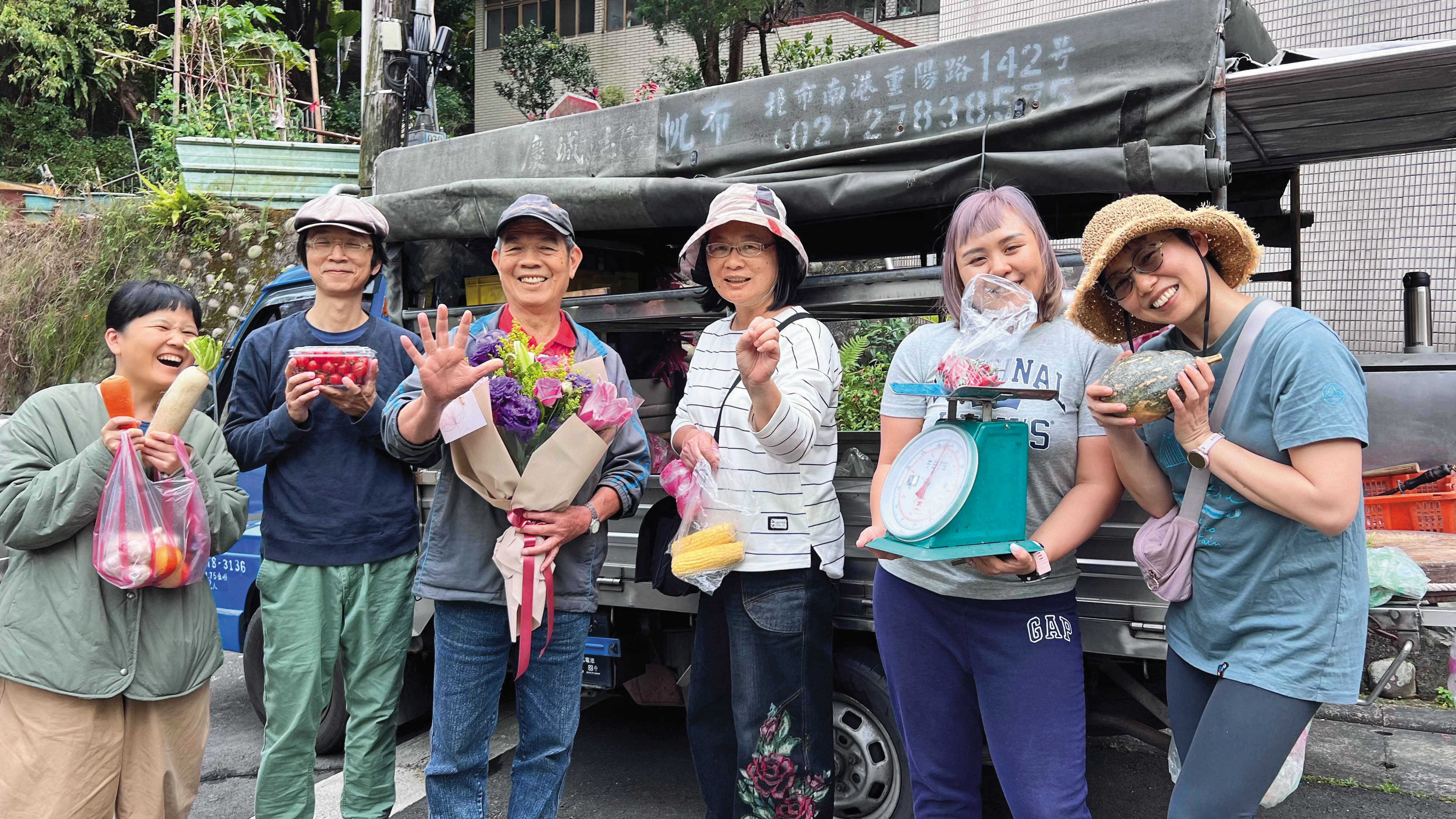 林坤永(左3)3月底退休,居民很捨不得,紛紛來獻花、拍照。(社區居民李諳儀提供)