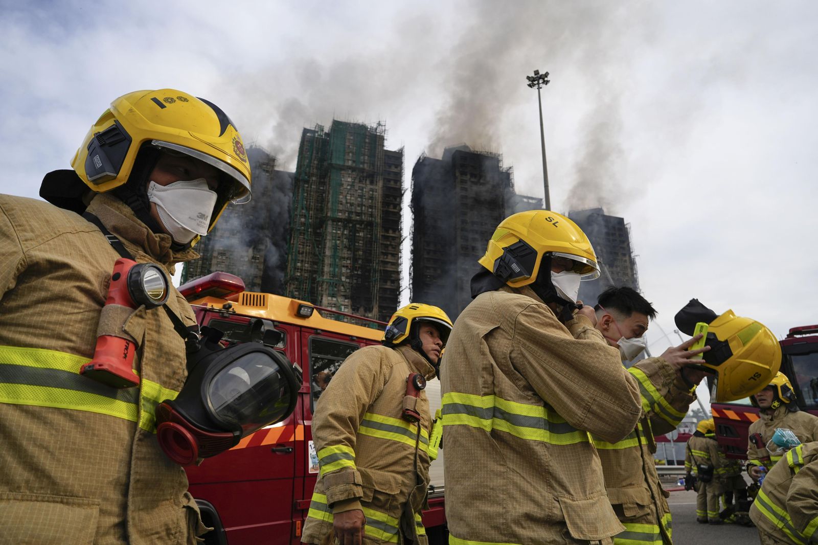 香港大火／宏福苑94死惡火！近300人失聯　母親淚捧學士照尋人：上週才剛畢業