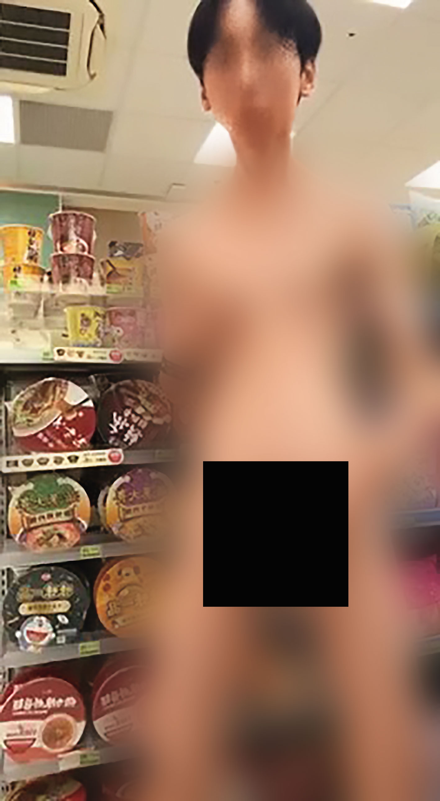 男子挑戰在超商內全裸自拍，並將照片上傳Ｘ賺取流量。（翻攝自Ｘ）