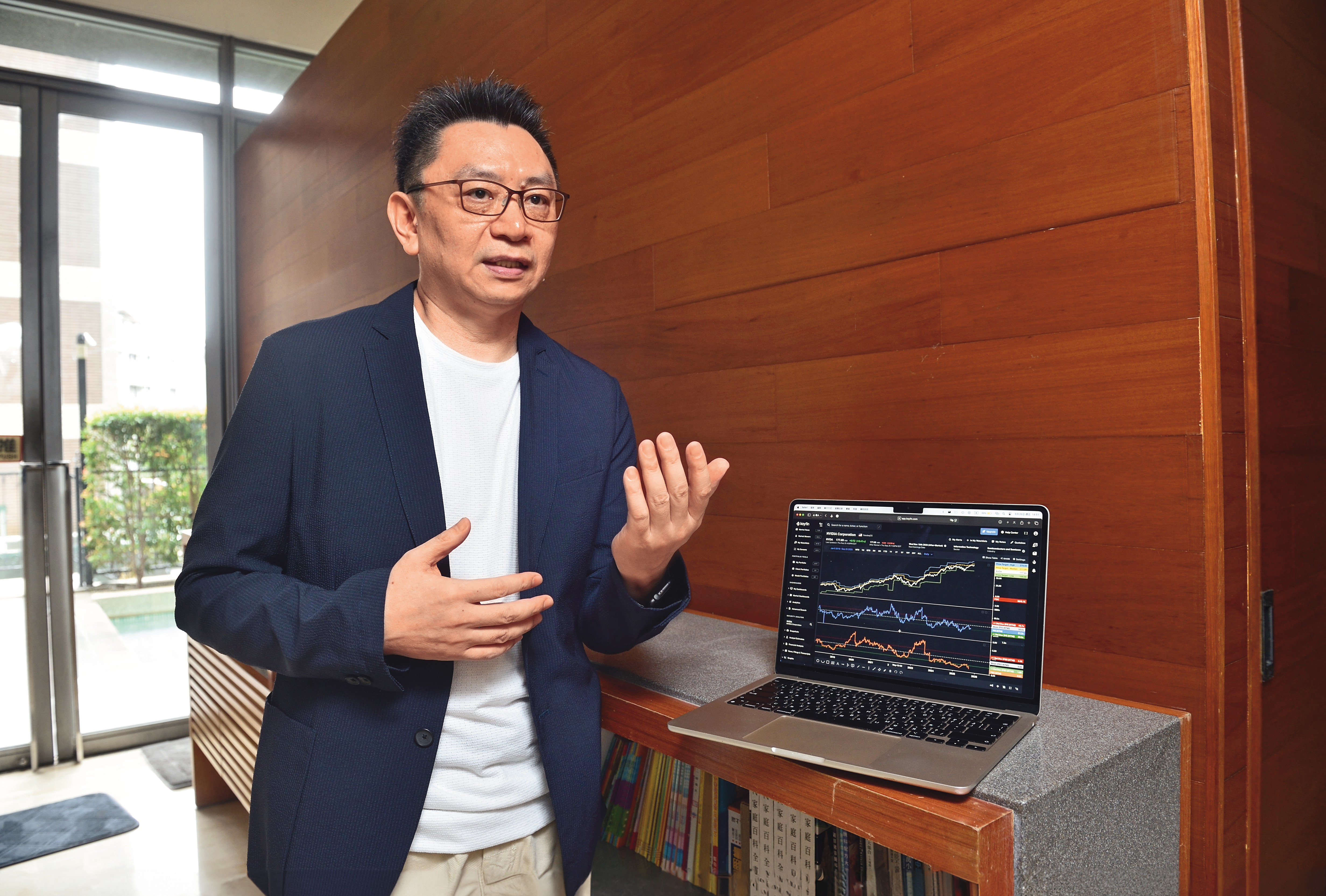 Andrew說，選對賽道順勢而為，在風口上連豬都會飛，而美股就是對的賽道。