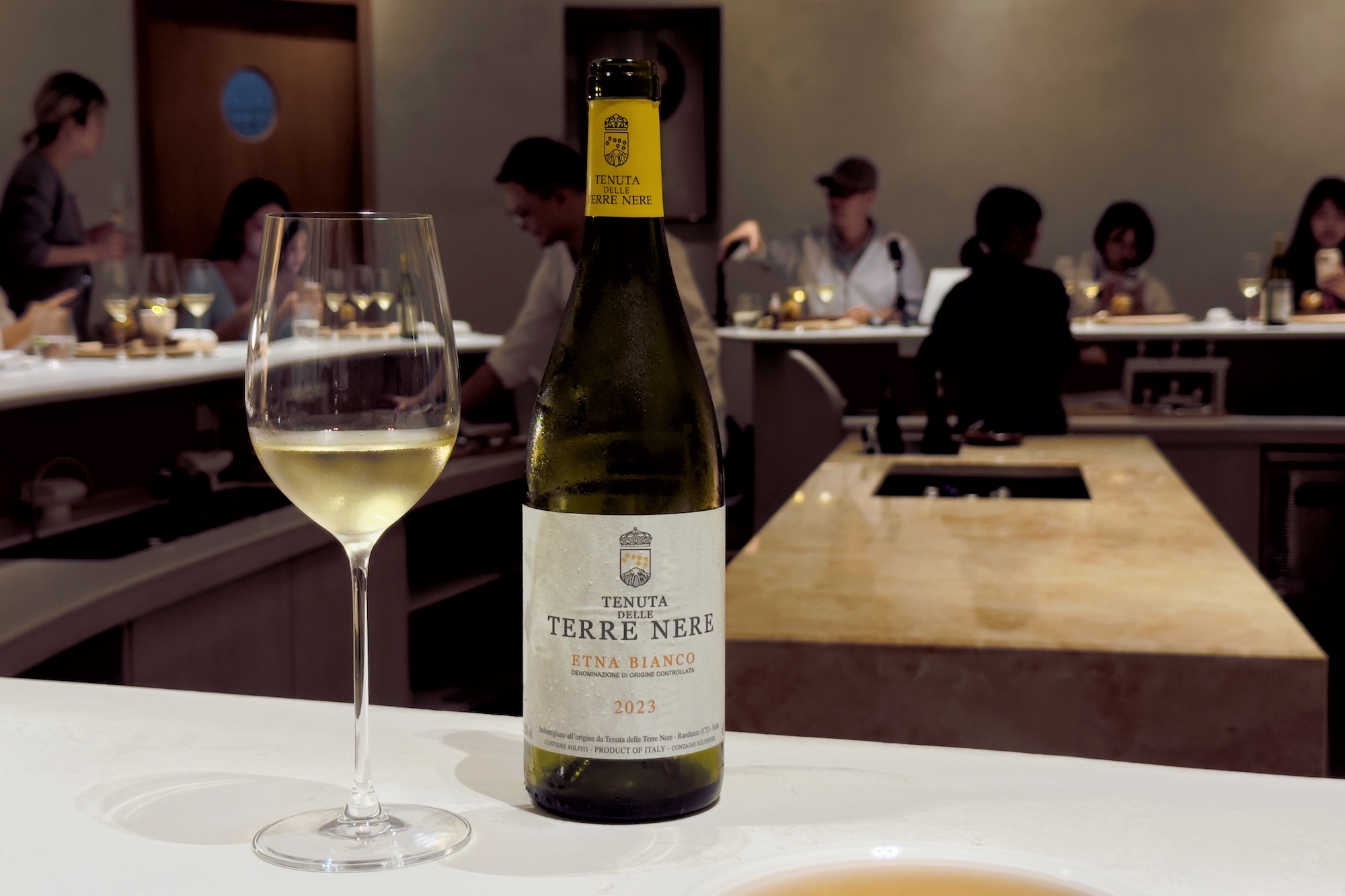 來自義大利西西里島埃特納火山產區「Tenuta delle Terre Nere Etna Bianco 2023」，帶有連皮綠蘋果般濃郁鮮明的水果香氣，同時還有種剛下完雨後，濕潤土壤散發的顯著火山礦物質感，與甲殼類海鮮及魚肉料理有很好的平衡。