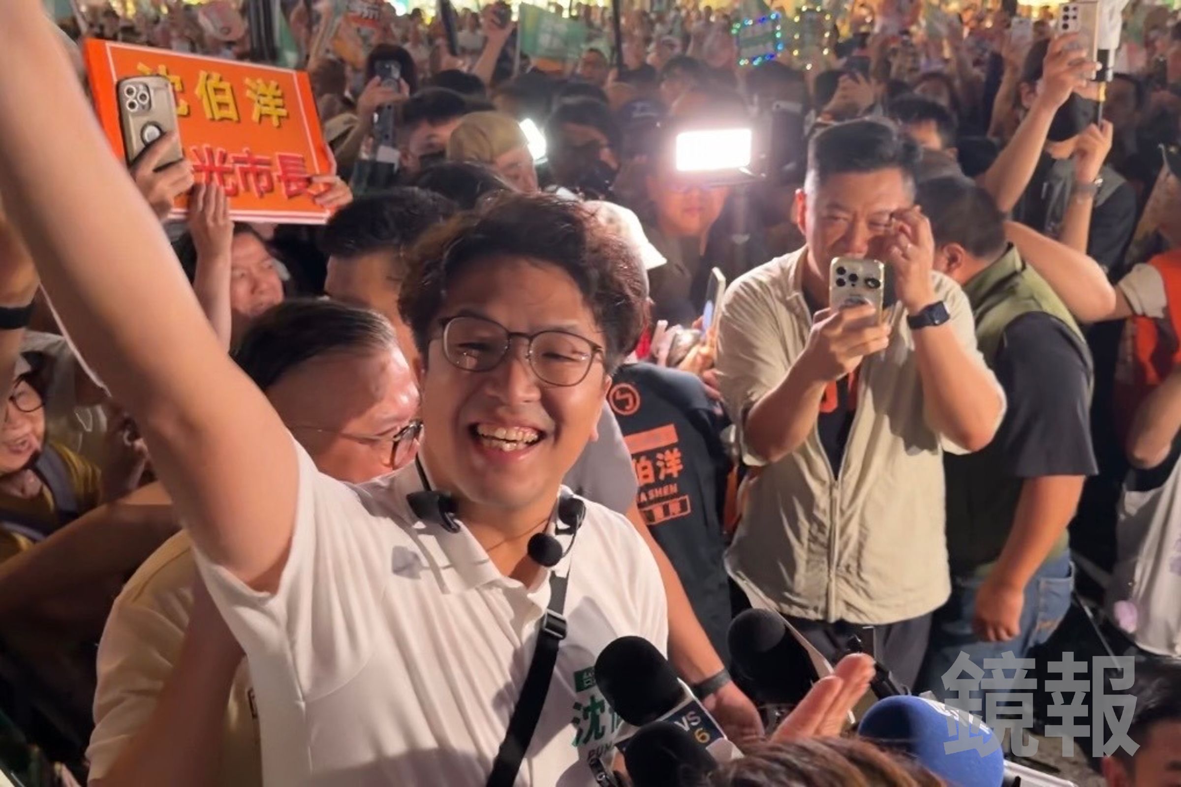沈伯洋在公館商圈掀起「洋流」,名嘴大讚其群眾號召力勝過黃仁勳,堪比2018年的「韓流」。(鏡報袁維駿)