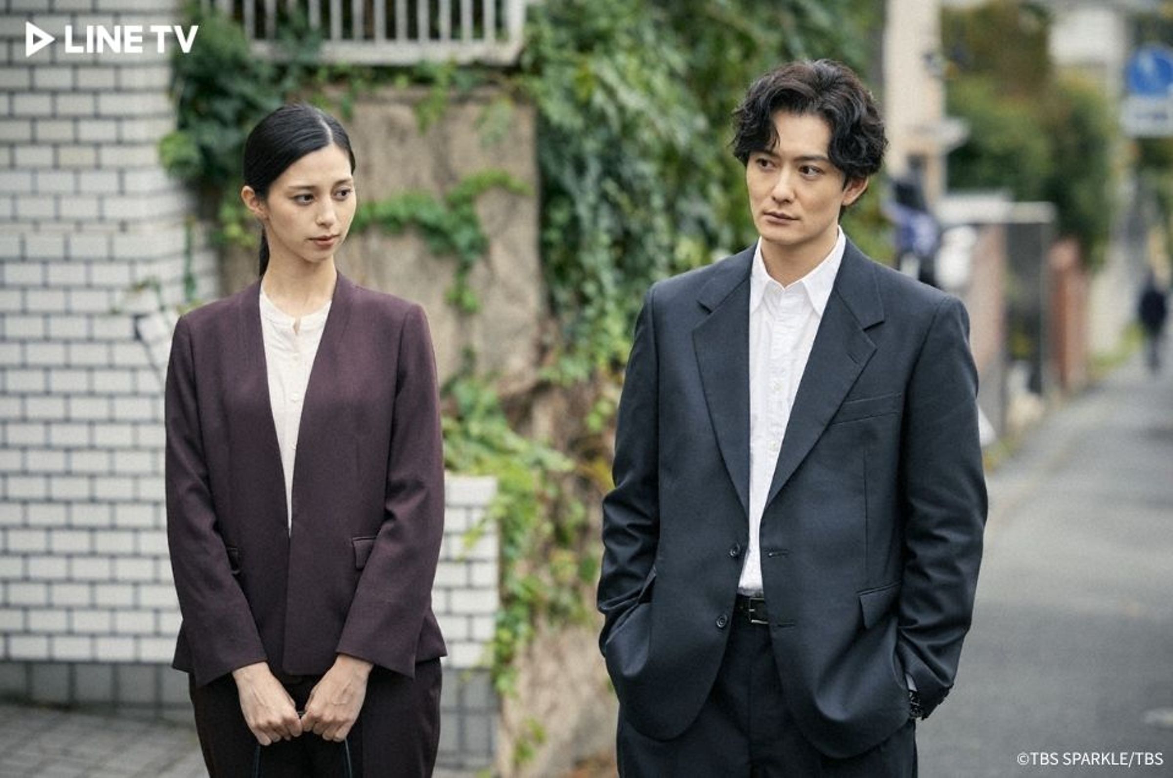 岡田將生(右)與中條彩未(左)飾演刑警搭檔。(LINE TV提供)