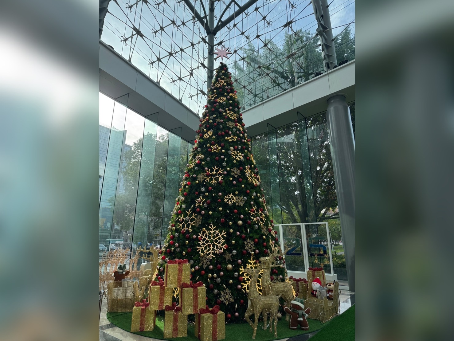 鴻海內湖大樓話題連連，過一陣子將為9米高的室內聖誕樹進行點燈。（鴻海提供）