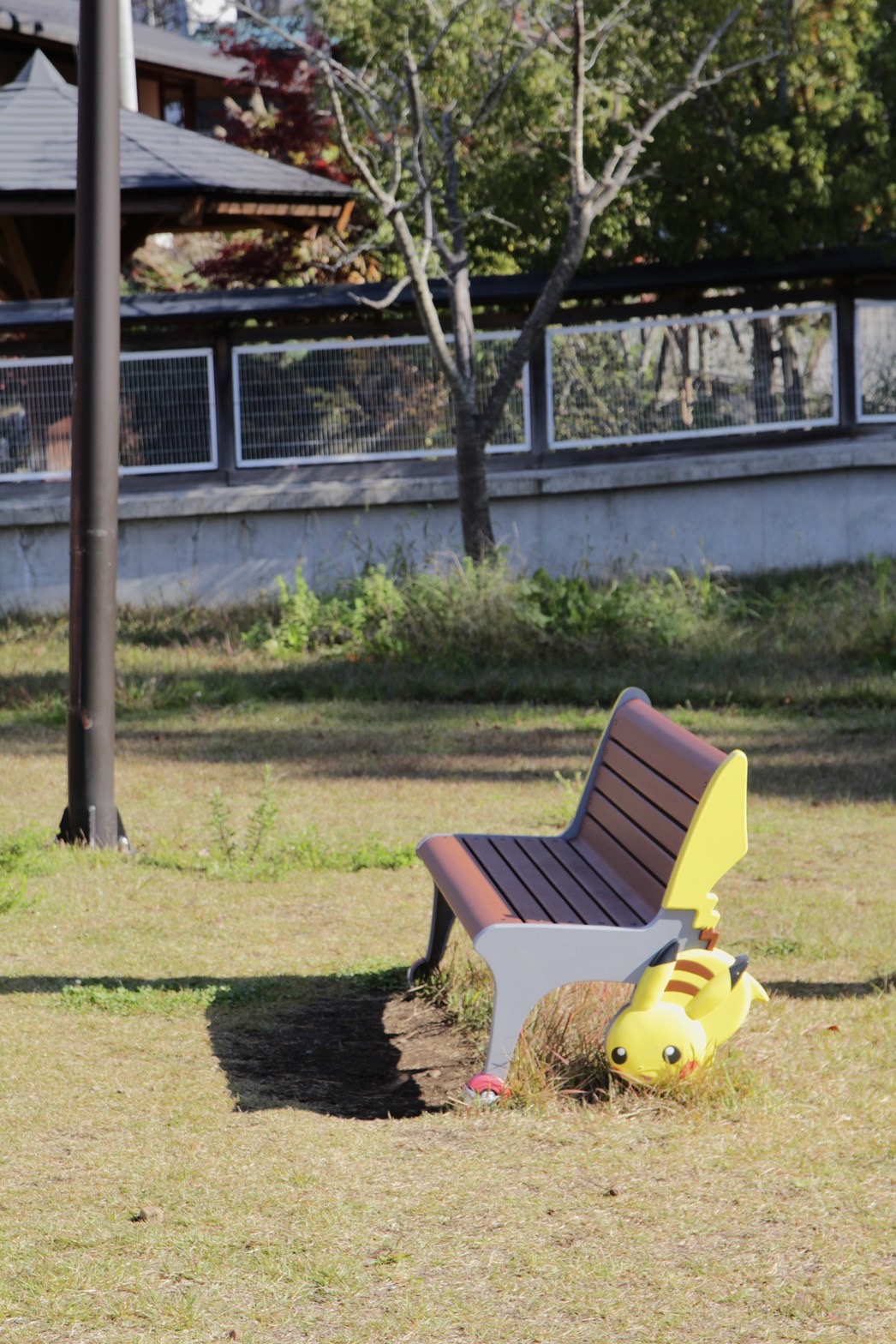 公園裡的長板凳，兩邊有性別不同的皮卡丘算是促咪小彩蛋。