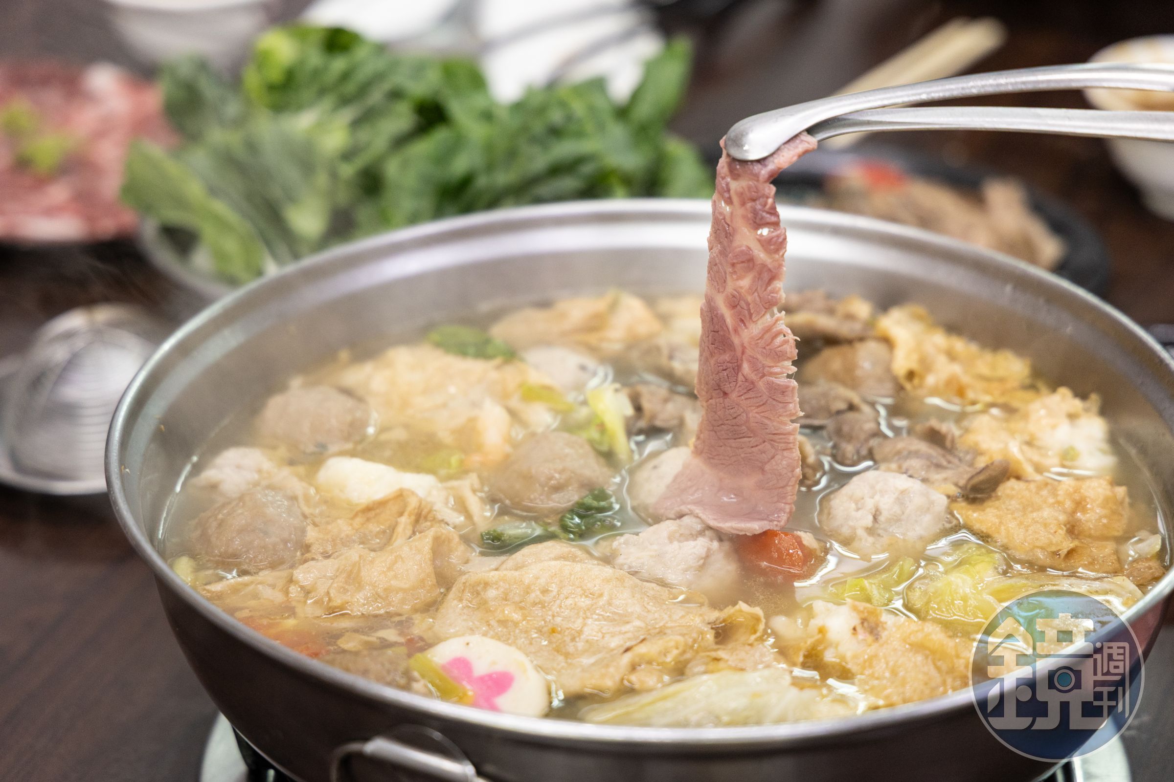 天天的湯頭以扁魚酥和黑豬肉大骨熬製,涮什麼都好吃。(湯底費50元/人)