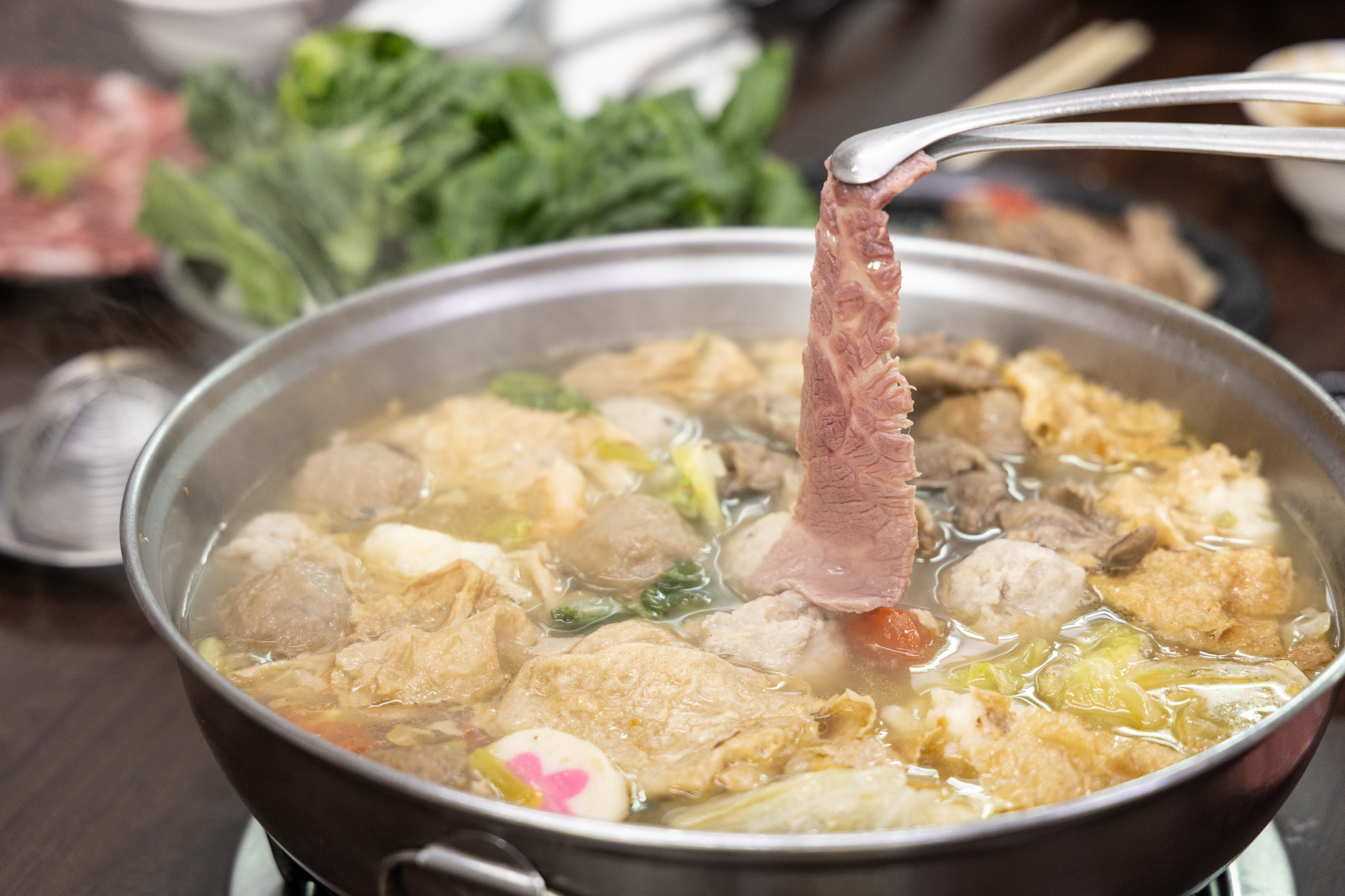 天天的湯頭以扁魚酥和黑豬肉大骨熬製,涮什麼都好吃。(湯底費50元/人)