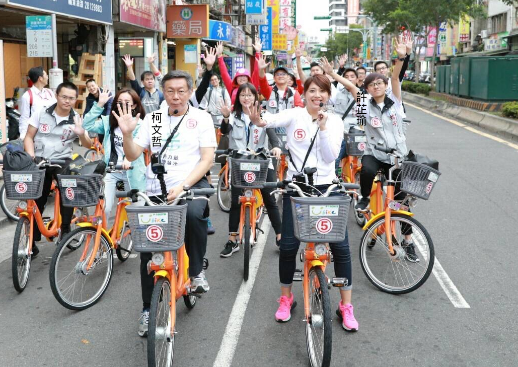 「橘子」許芷瑜從市長連任時的實習生做起，深受柯文哲重用，去年大選已成柯最信任的貼身帳房。（翻攝陳思宇臉書）
