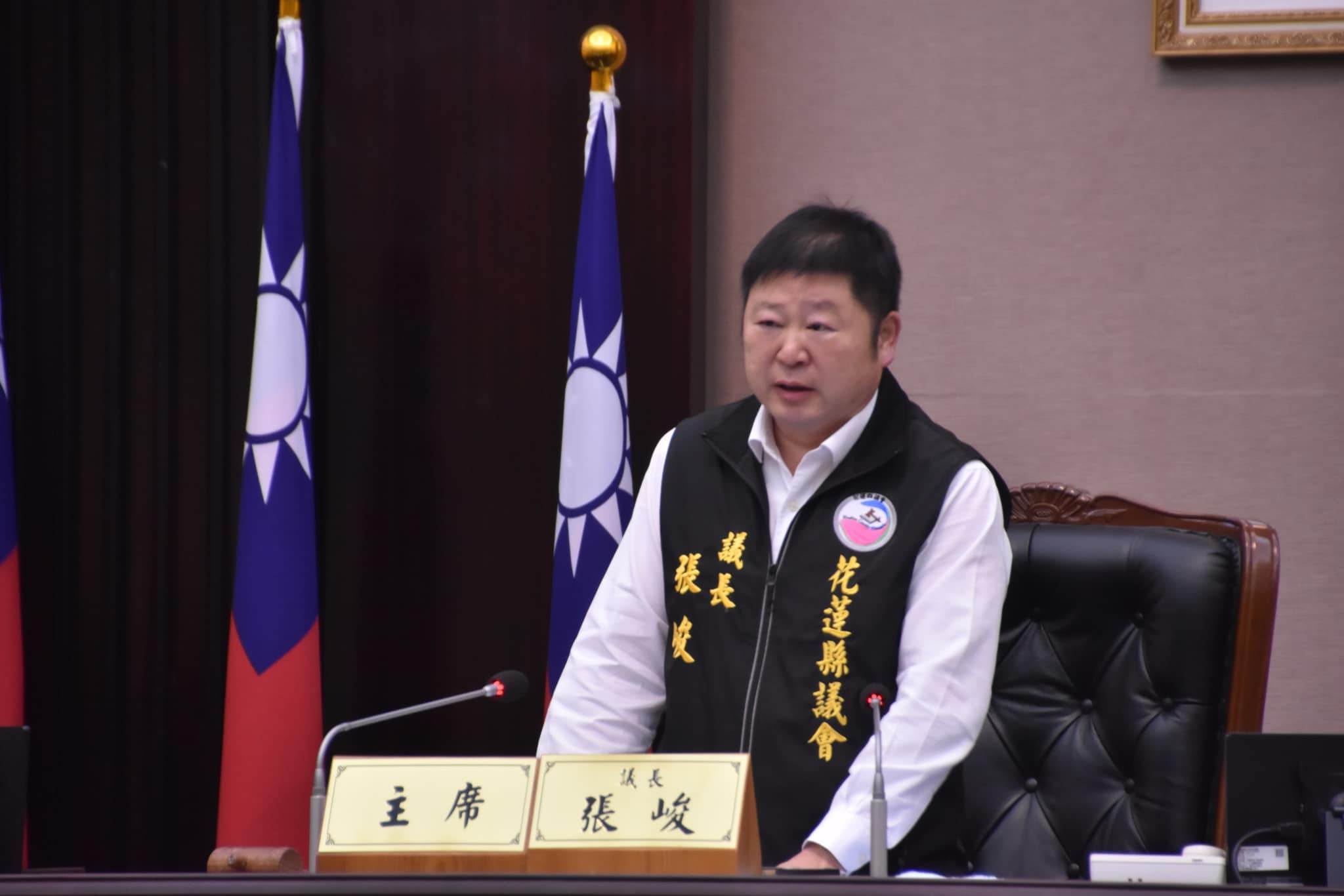 張峻大動作表態支持傅崐萁，痛批他是國民黨的毒瘤。（翻攝臉書）