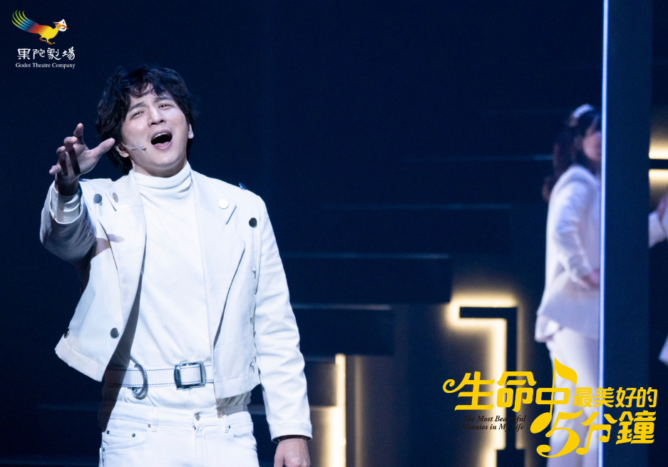 小煜單親爸爸照顧2個小孩，帶著他們一起體驗爸爸的工作日常。（果陀劇場提供）