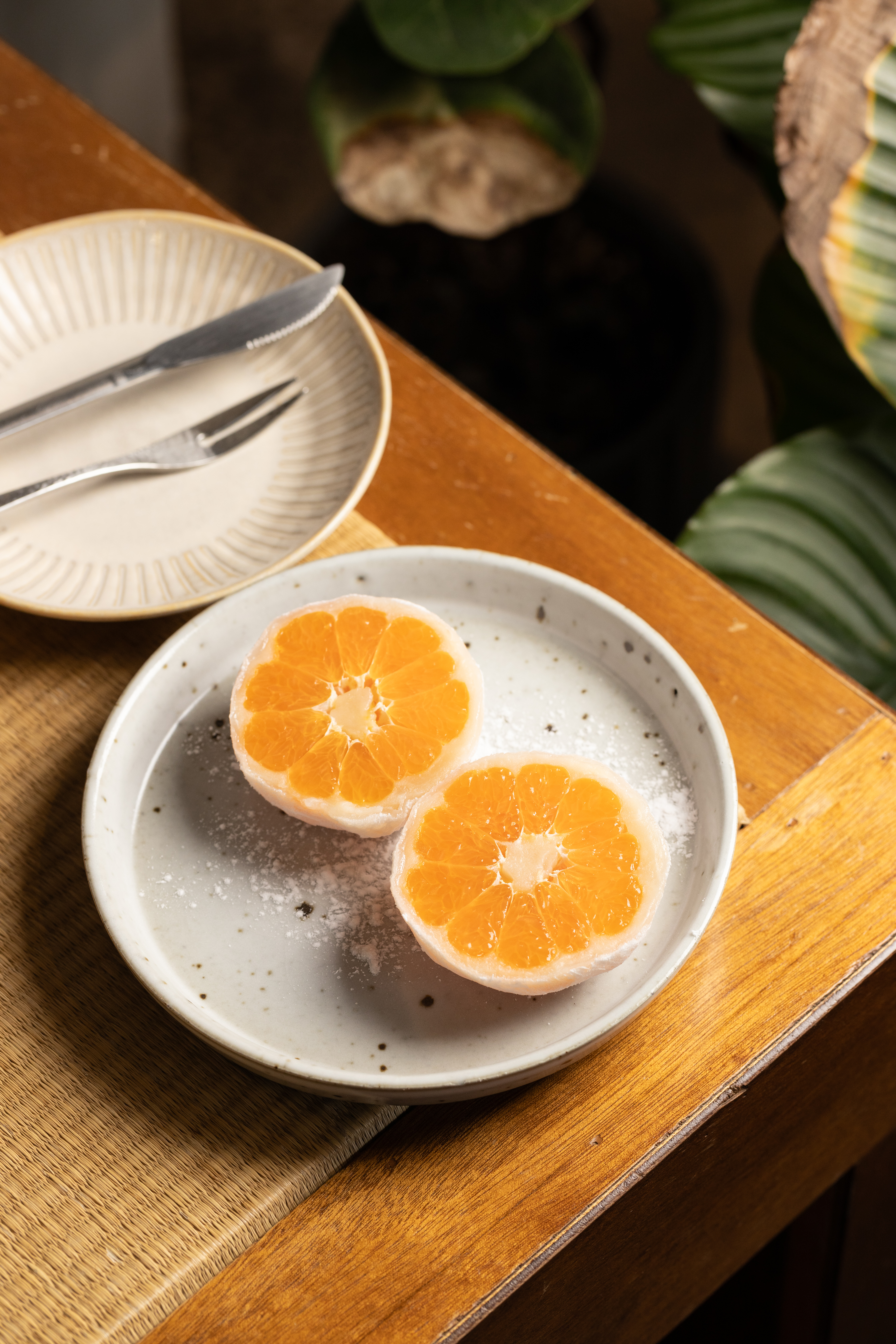 手工現做的「日菓大福」，內餡是綿密的白豆沙搭配當季新鮮水果，當日吃到來自日本三重縣的蜜柑口味。（時價，圖中為260元／份）