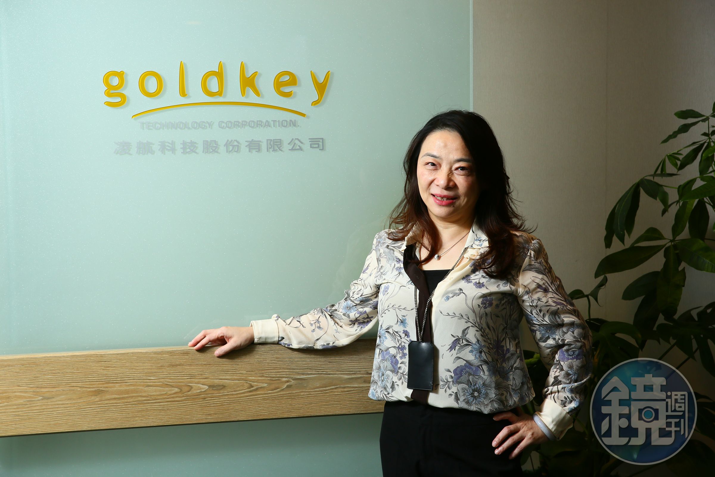 凌航科技董事長曾珍在公司總部展示記憶體模組樣品，分享凌航科技16年連續獲利的實戰經驗。