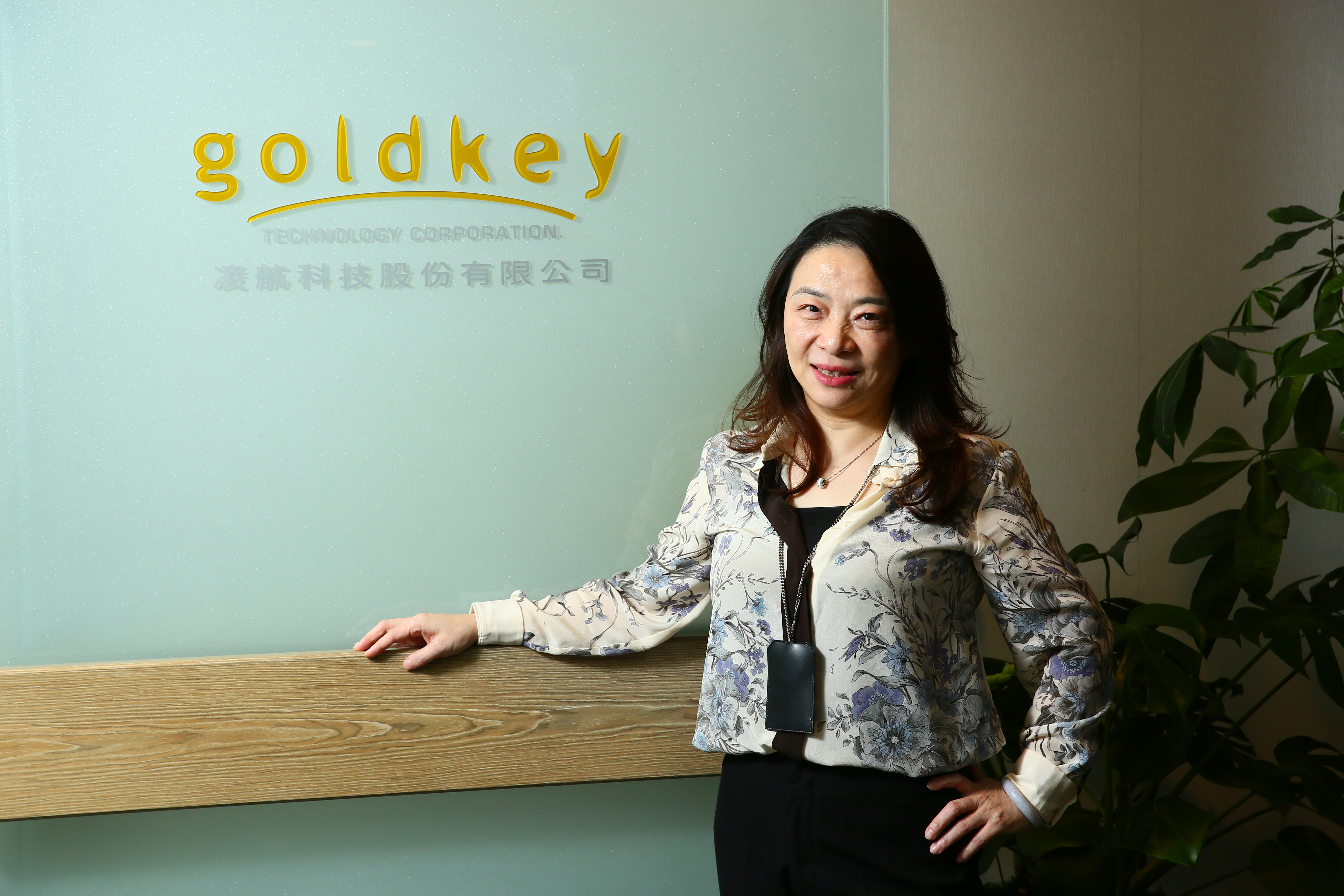 凌航科技董事長曾珍在公司總部展示記憶體模組樣品，分享凌航科技16年連續獲利的實戰經驗。