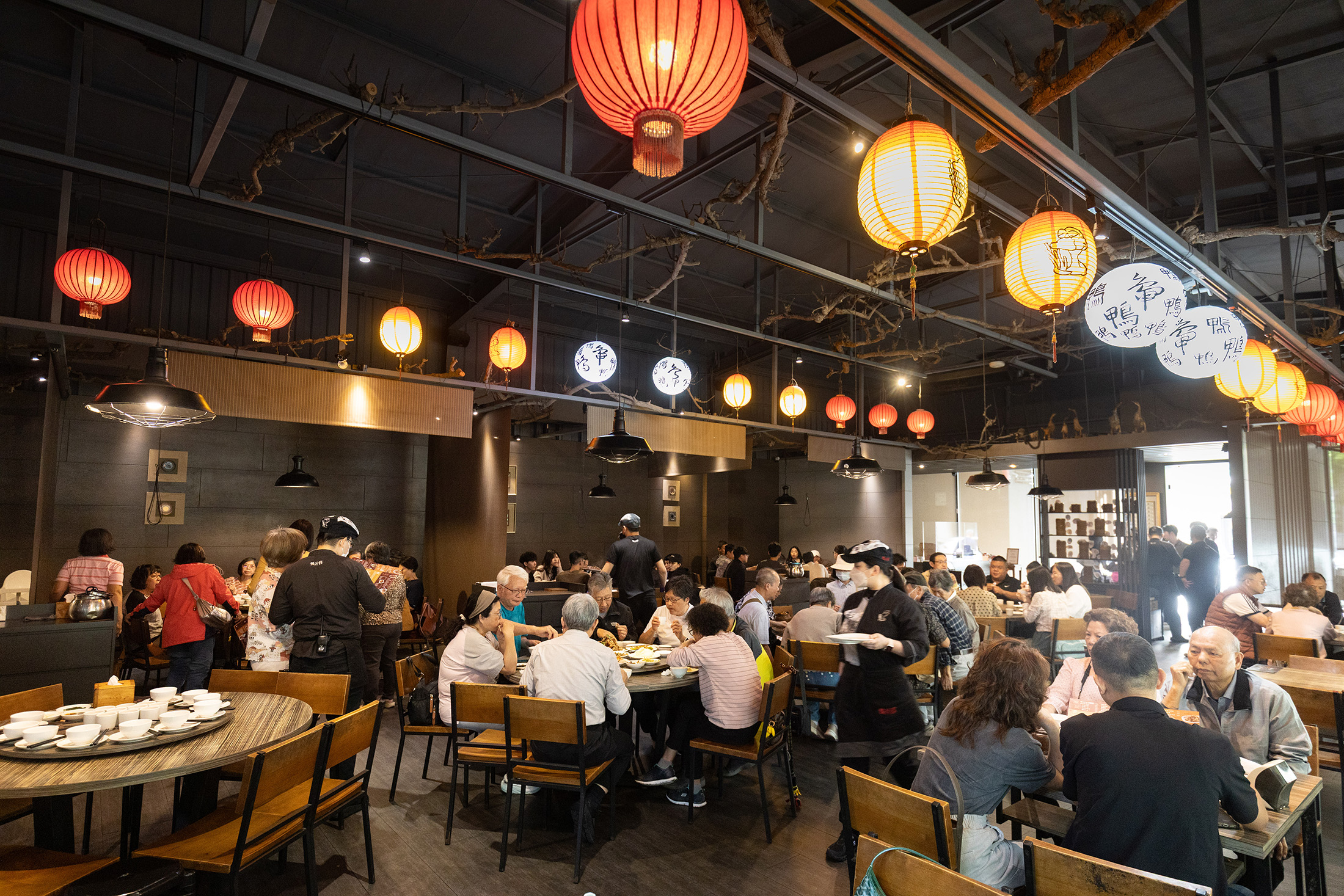 即便在平日中午造訪，鴨片館店內總是坐滿專門來品嘗烤鴨的客人。