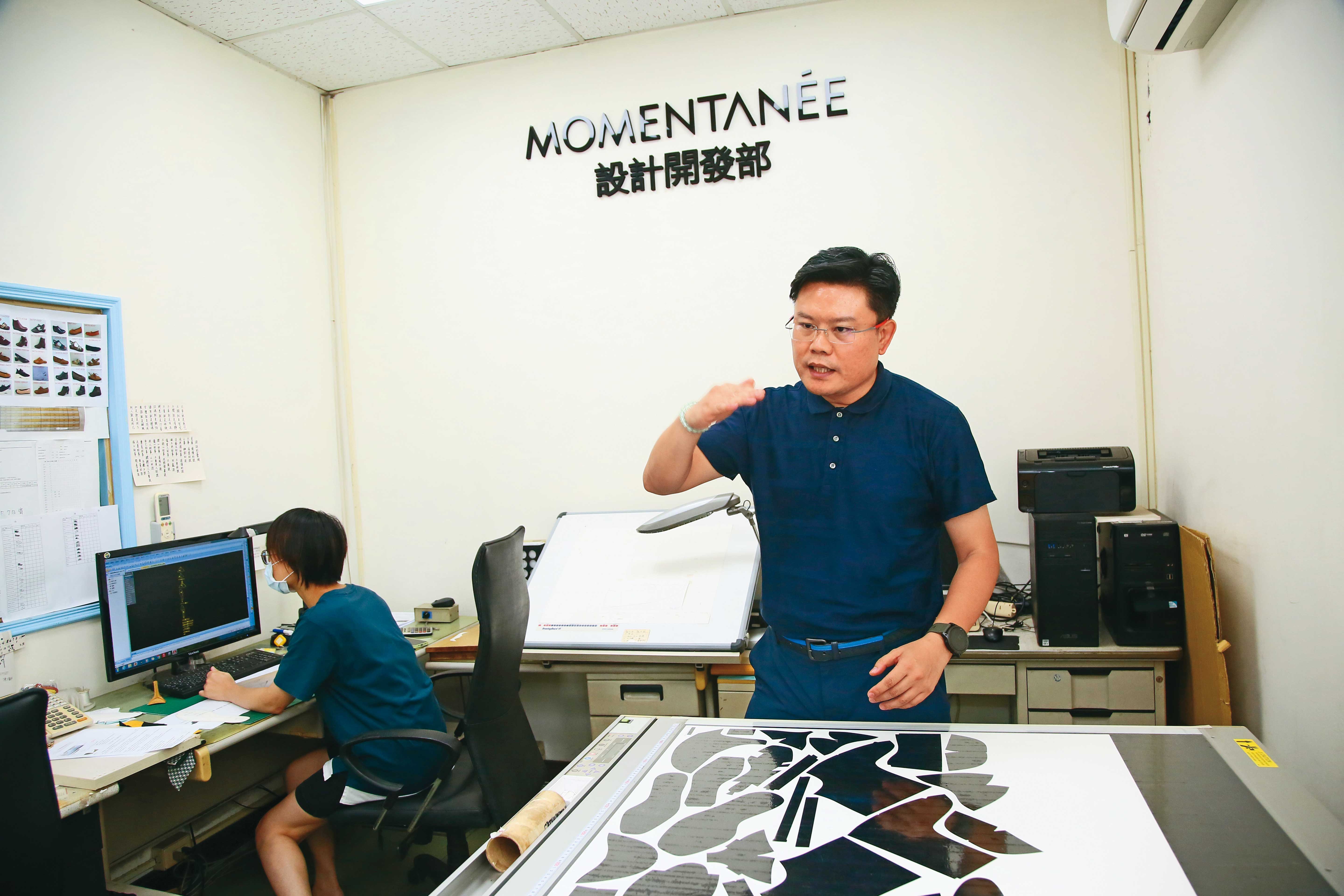 林義順陸續引進智慧製程，部分鞋子開版以電腦設計，機器切割版型。