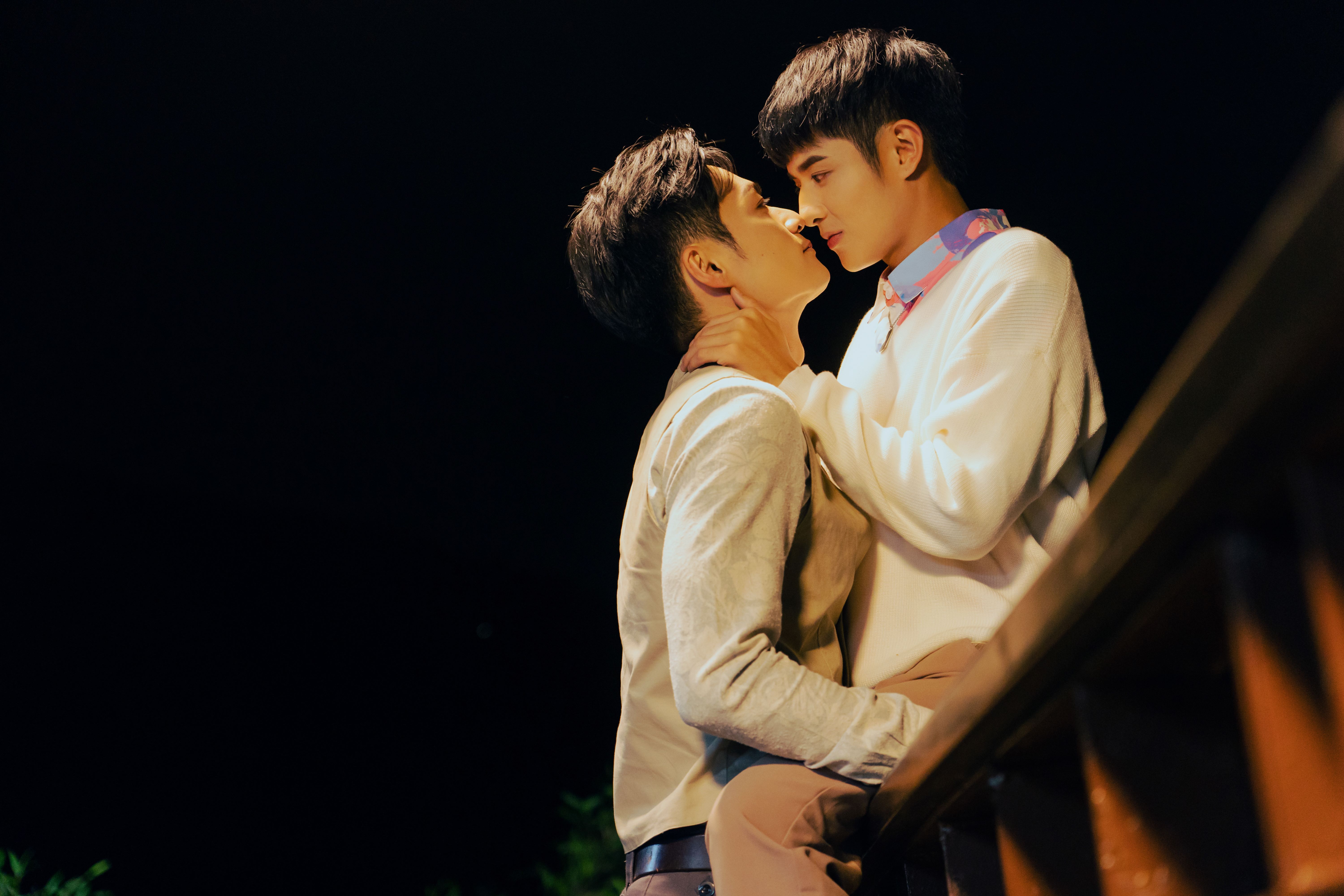 吳秉宸與黃禮豐在天臺接吻，一拍拍了兩小時。（三立提供）