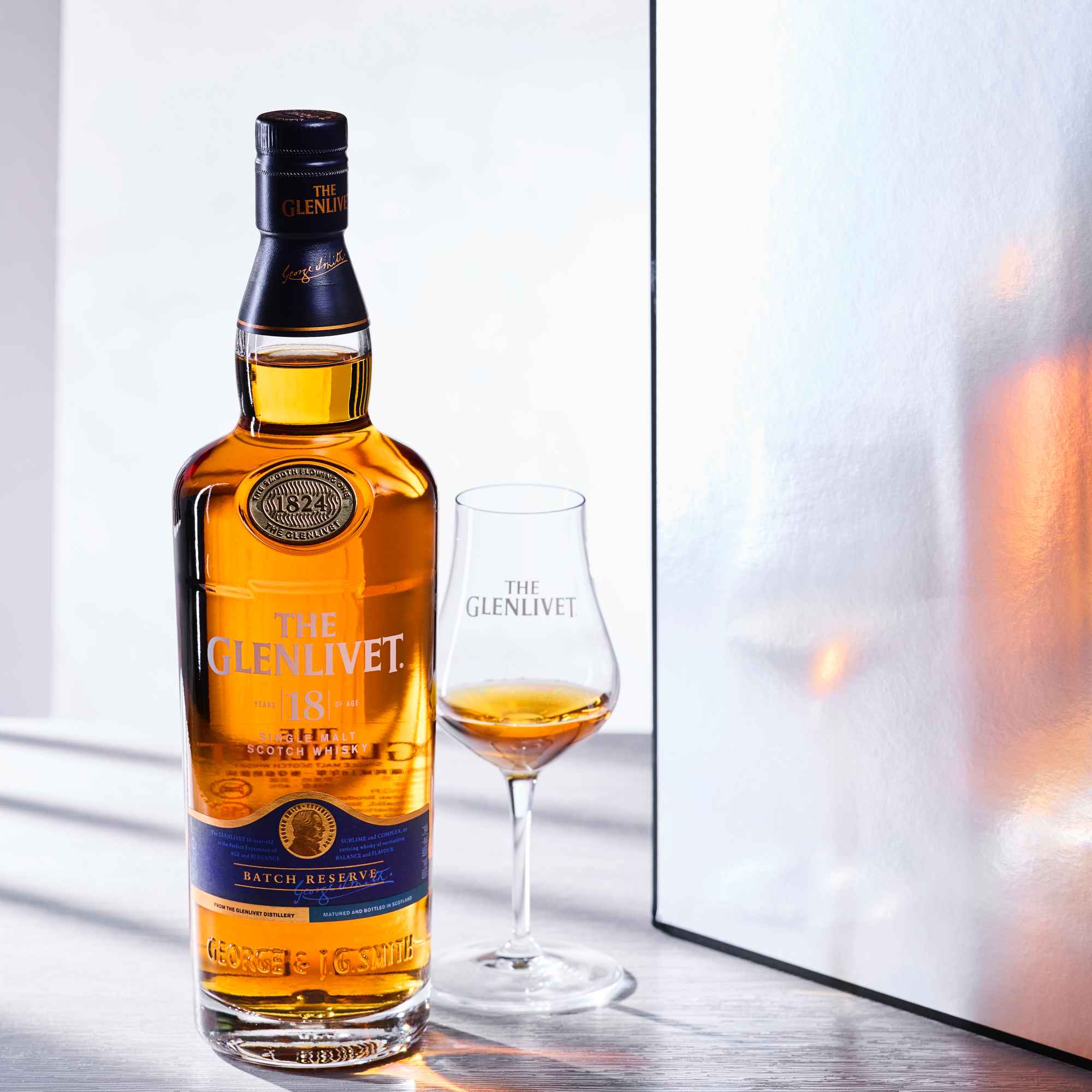 格蘭利威「奢創18年」單一麥芽威士忌。風味特色：此酒款至今已獲逾67面國際烈酒金牌，並登上2025年米其林官方指定用酒。酒液採用初次裝填與二次裝填的美國橡木桶，帶入馥郁熱帶果香，雪莉桶則增添溫潤辛香層次。酒精濃度：40%；建議售價：約NT$3,180。
