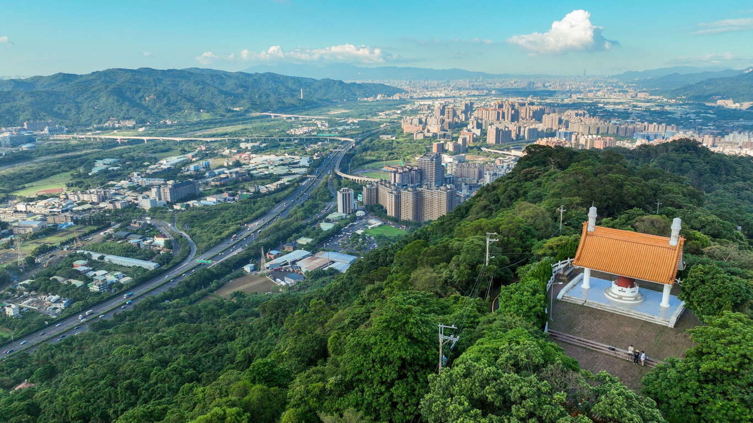 新北市觀光旅遊局近來推出「微笑山線」,鼓勵民眾走進山林。(翻攝自微笑山線官網)