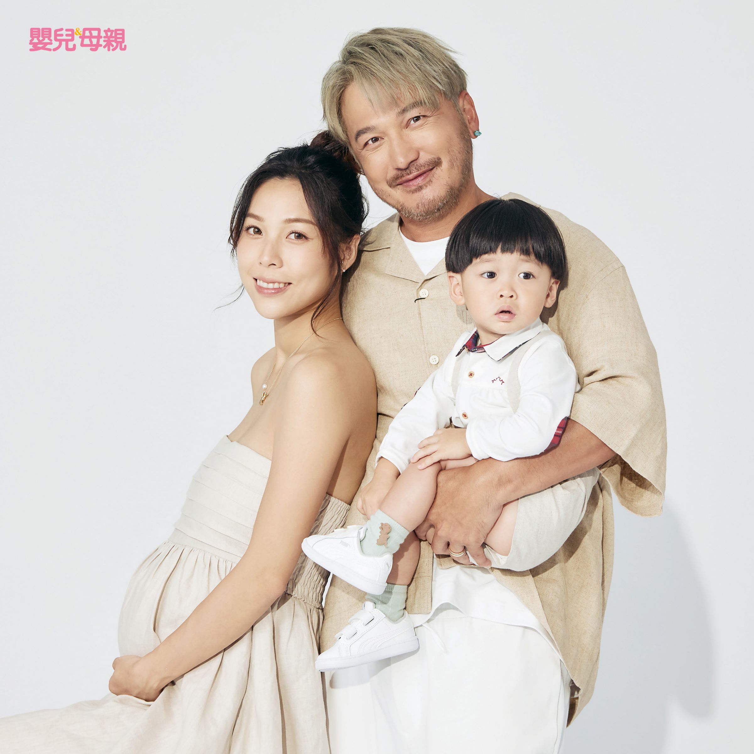 KID、Rita、木木以及肚子裡的朵朵留下難得紀念。（《嬰兒與母親》提供）