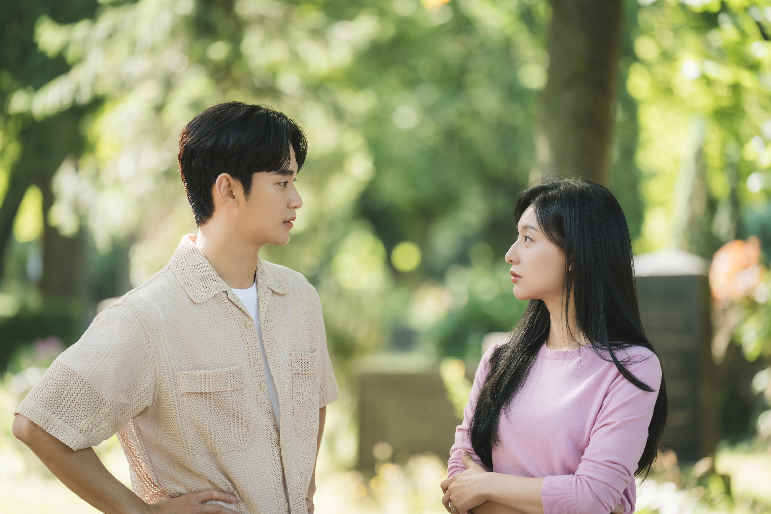 金秀賢與金智媛在《淚之女王》充滿許多粉紅泡泡。(Netflix提供)
