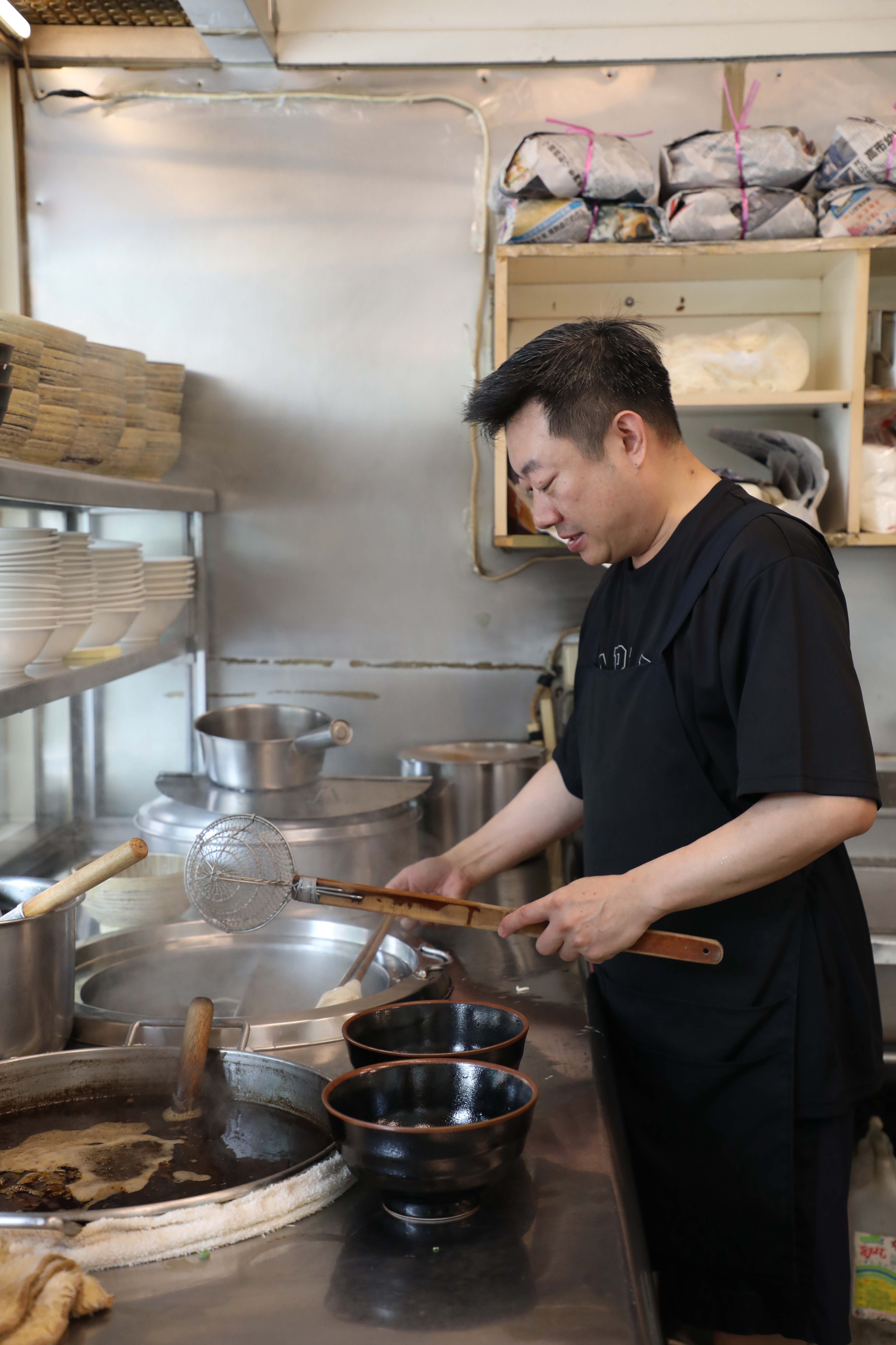 目前老張牛肉麵已由第二代小張接手經營。