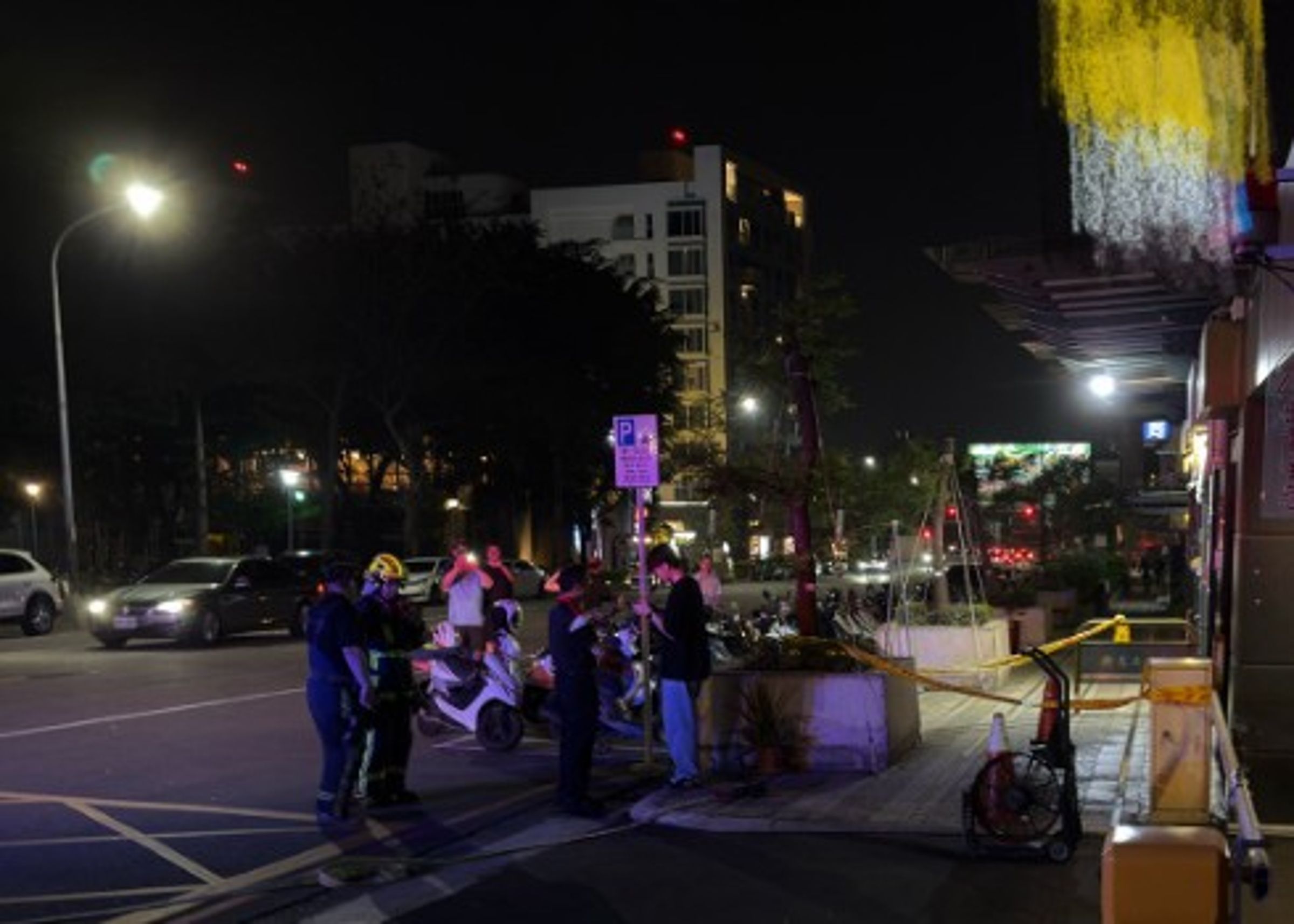 台中西屯一家中醫診所昨夜被人潑灑汽油,引居民恐慌。(網路翻攝)
