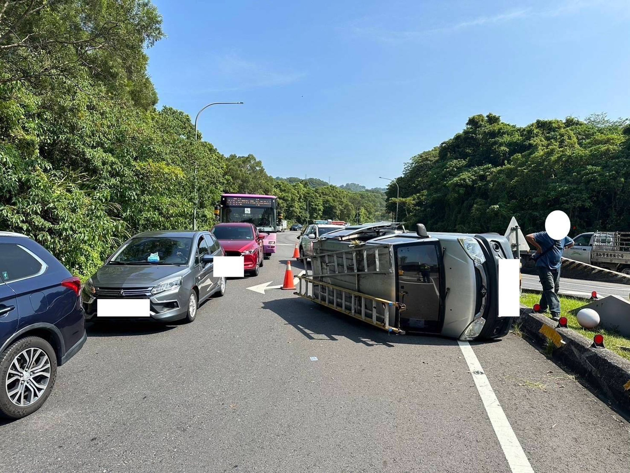 林男駕駛的小貨車自撞分隔島，側翻橫躺路中。（翻攝畫面）