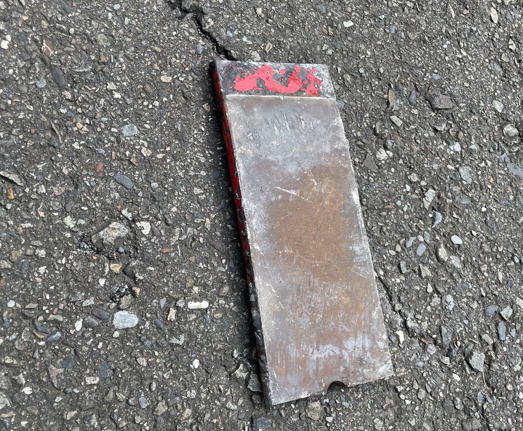 鐵片最後穿透擋風玻璃後,掉落遊覽車腳踏板,目前警方已調閱監視器追查掉落鐵片的車輛。(翻攝畫面)