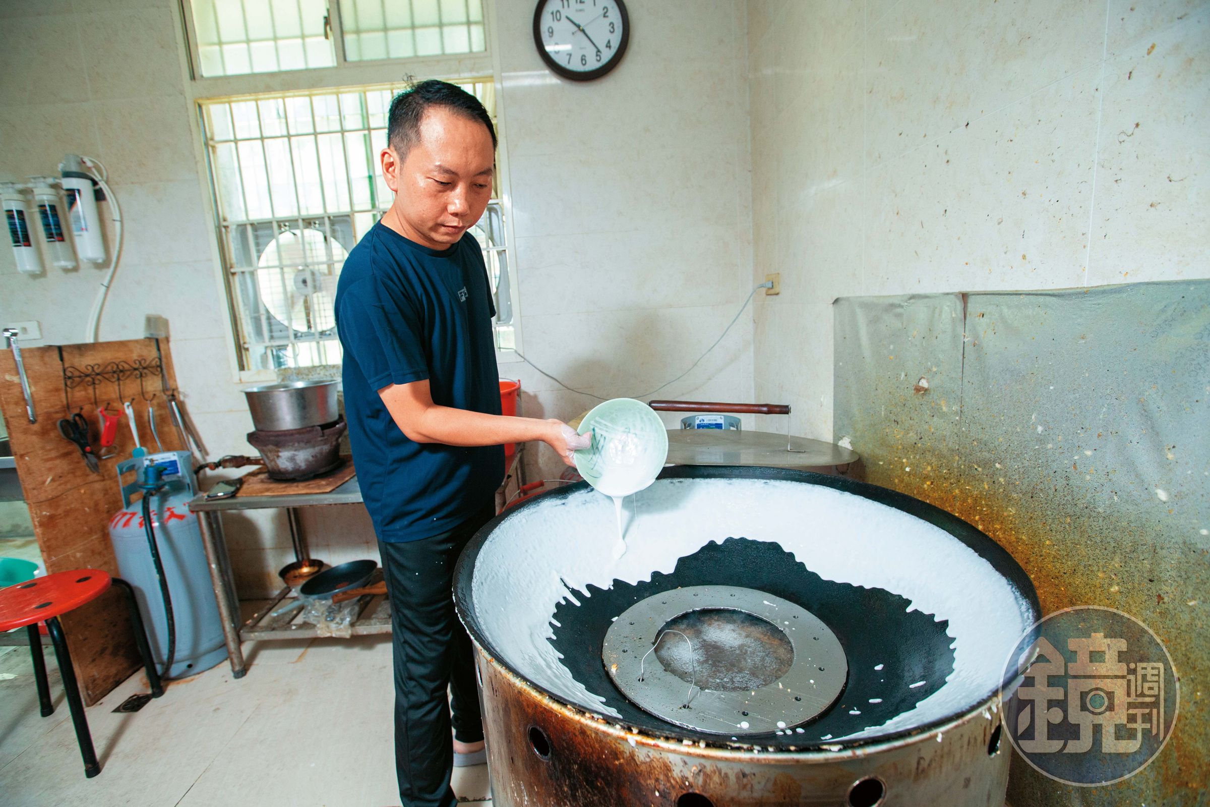 製作鼎邊趖前,唐茂檳會先用白蘿蔔蘸香油抹鍋,再淋入調好的在來米漿。