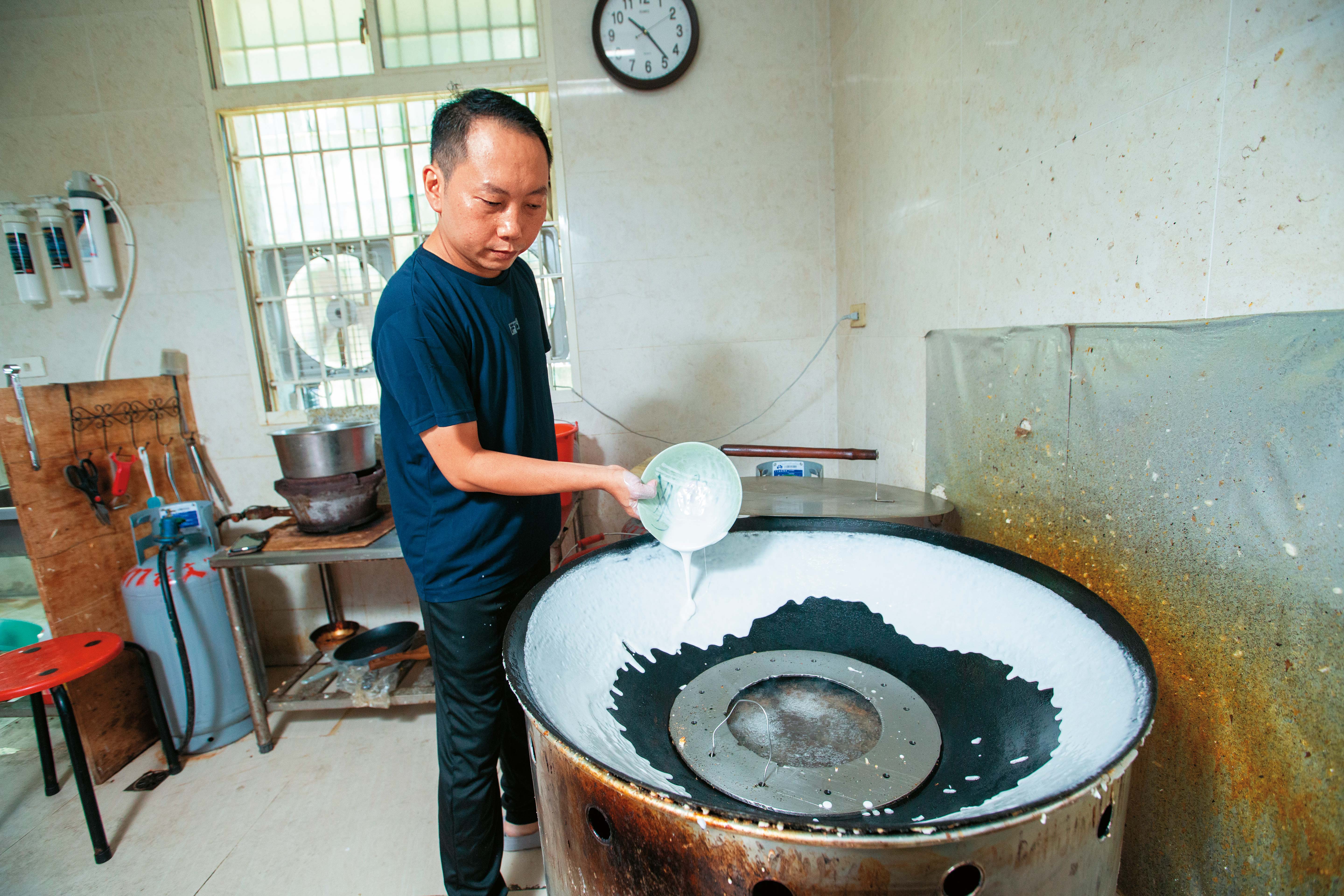 製作鼎邊趖前，唐茂檳會先用白蘿蔔蘸香油抹鍋，再淋入調好的在來米漿。