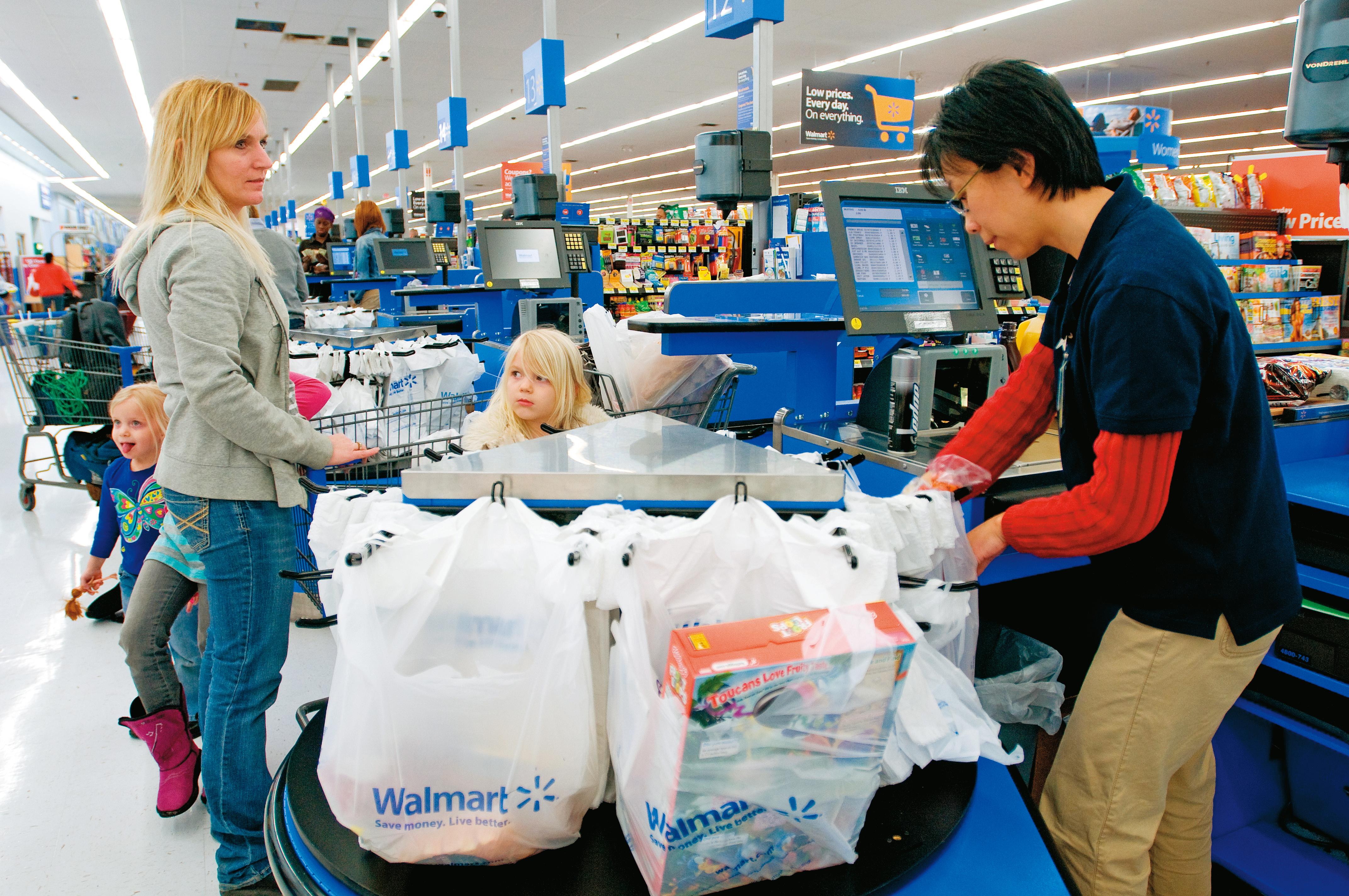 物價漲幅雖開始趨緩，但價格已大幅攀升，對於消費者來說，財務壓力仍在。（翻攝walmart flickr）