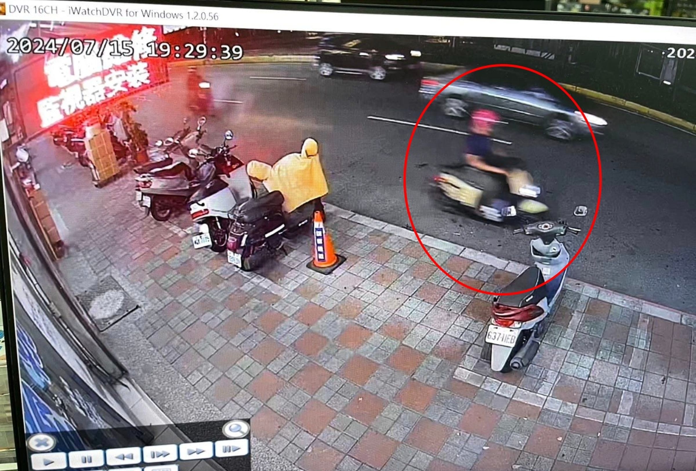 女大生公布沿途店家的監視器畫面,拍下男騎士的身影,但仍需要更多犯案當下的畫面當作證據。(翻攝自臉書社團)