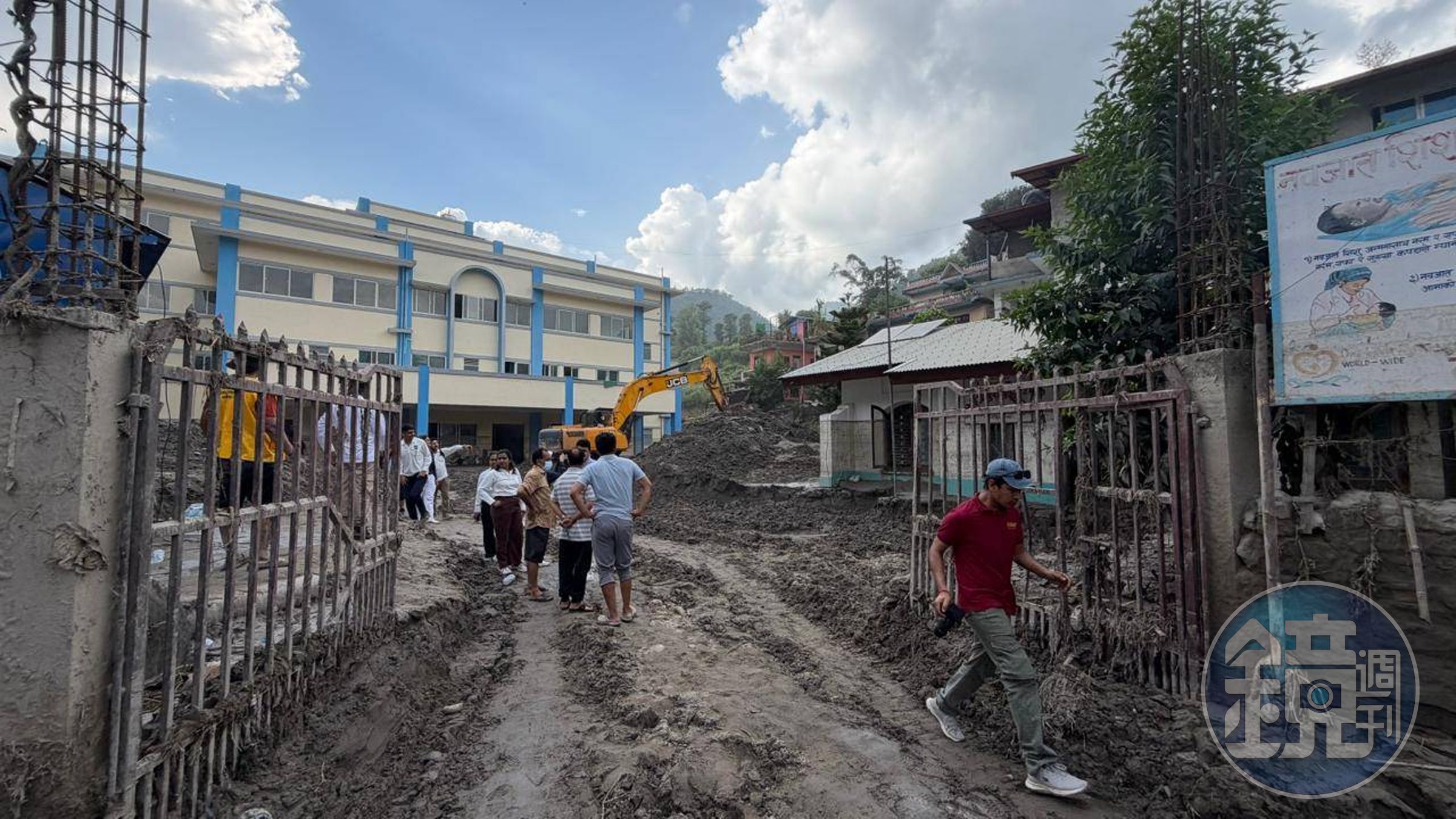 安置災民的地點環境惡劣、缺乏食物、安全的睡眠空間與禦寒毛毯等基本物資，慈濟團隊前往災區提供免費義診及生活物資、炊具用品與關懷。