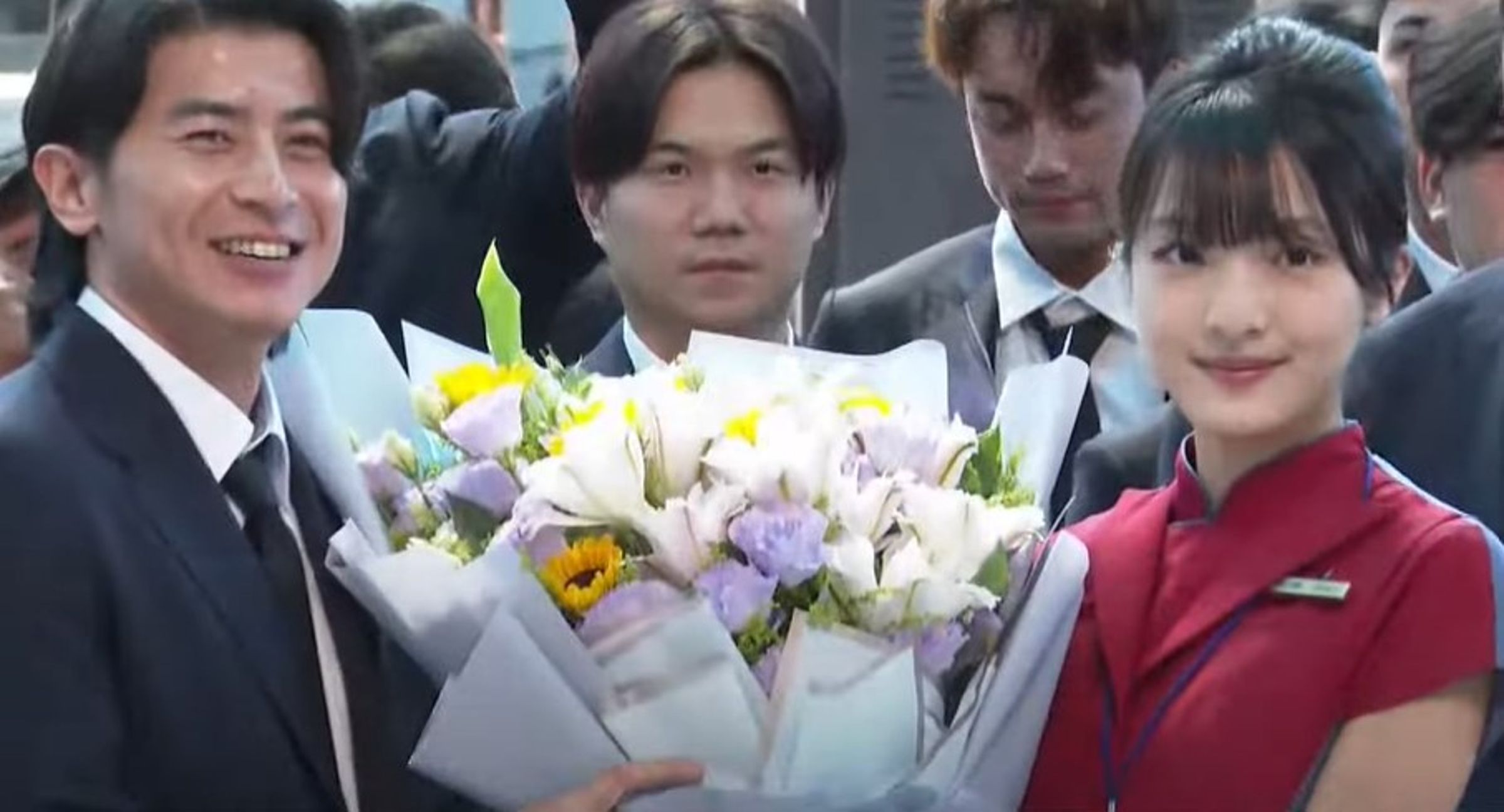 華航正妹地勤記者會上獻花給台灣隊長陳傑憲,合照時陳傑憲笑得十分開心,中間的江坤宇則很有危機意識。(翻攝自臉書)