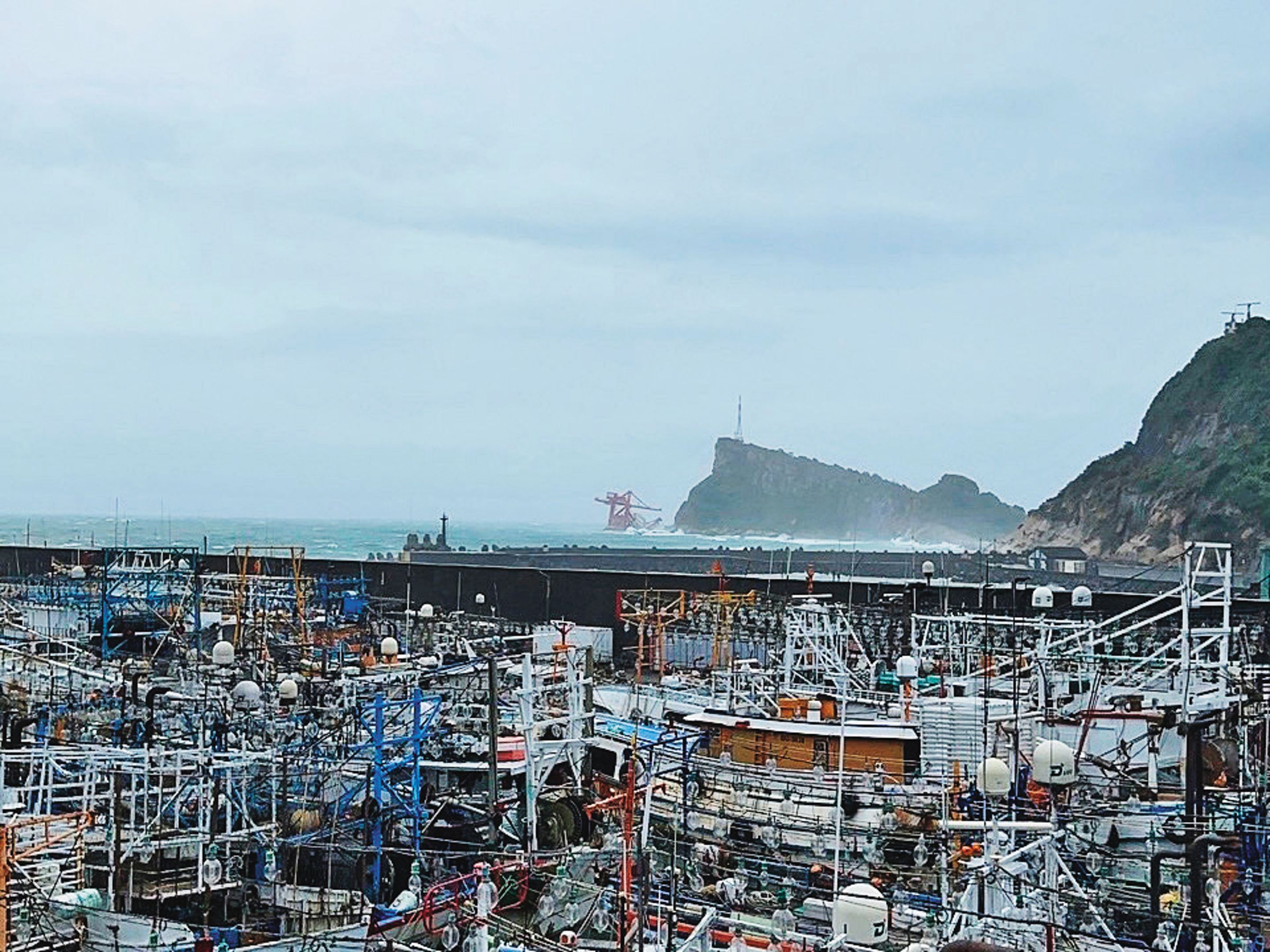 一艘中國籍貨輪因颱風巨浪擱淺,最後在野柳海域棄船。(新北市環保局提供)