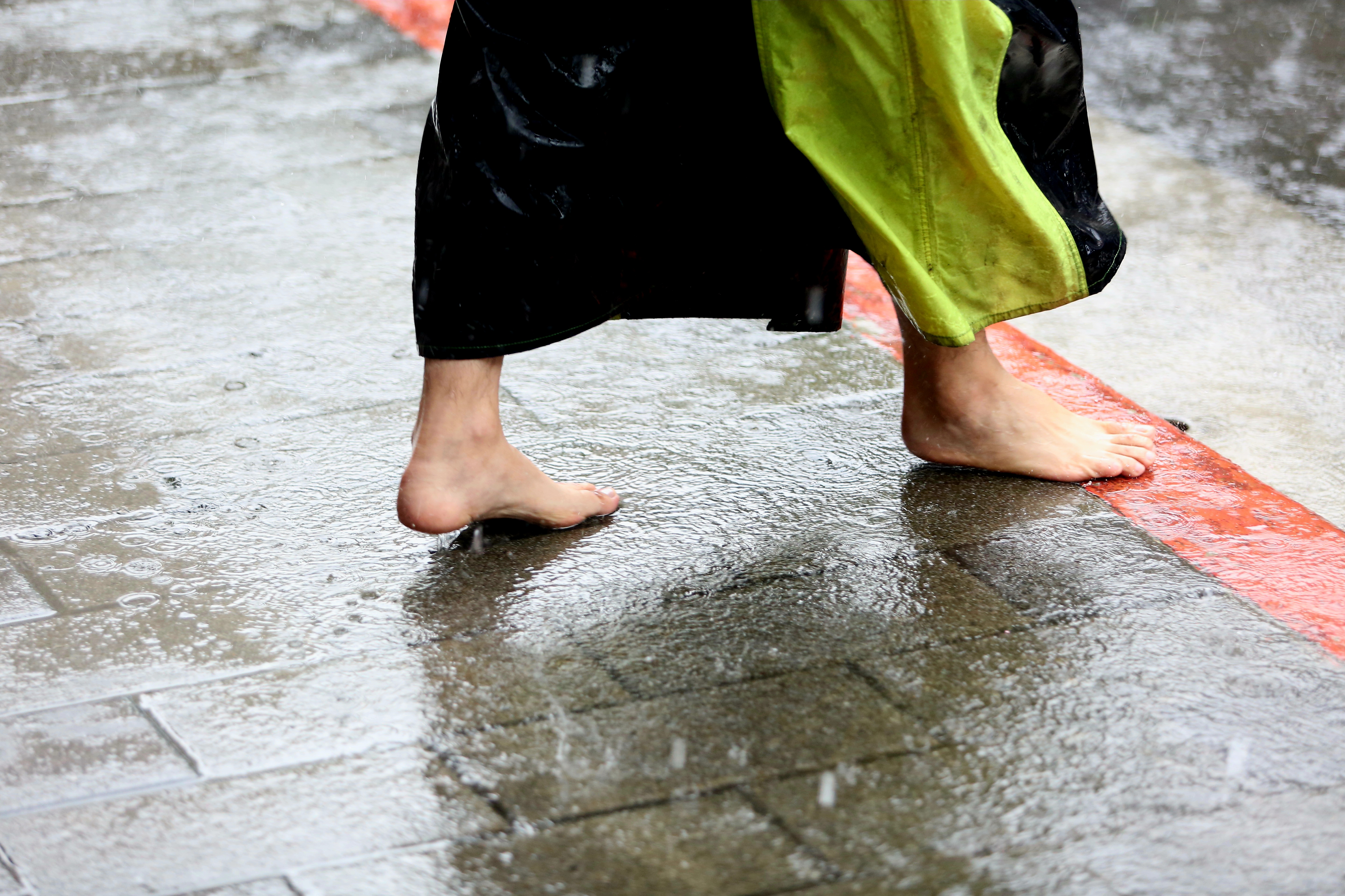中央氣象署今針對全台11個縣市發布豪大雨特報,並對中南部地區發布大雷雨即時訊息。(鏡報姜永年)