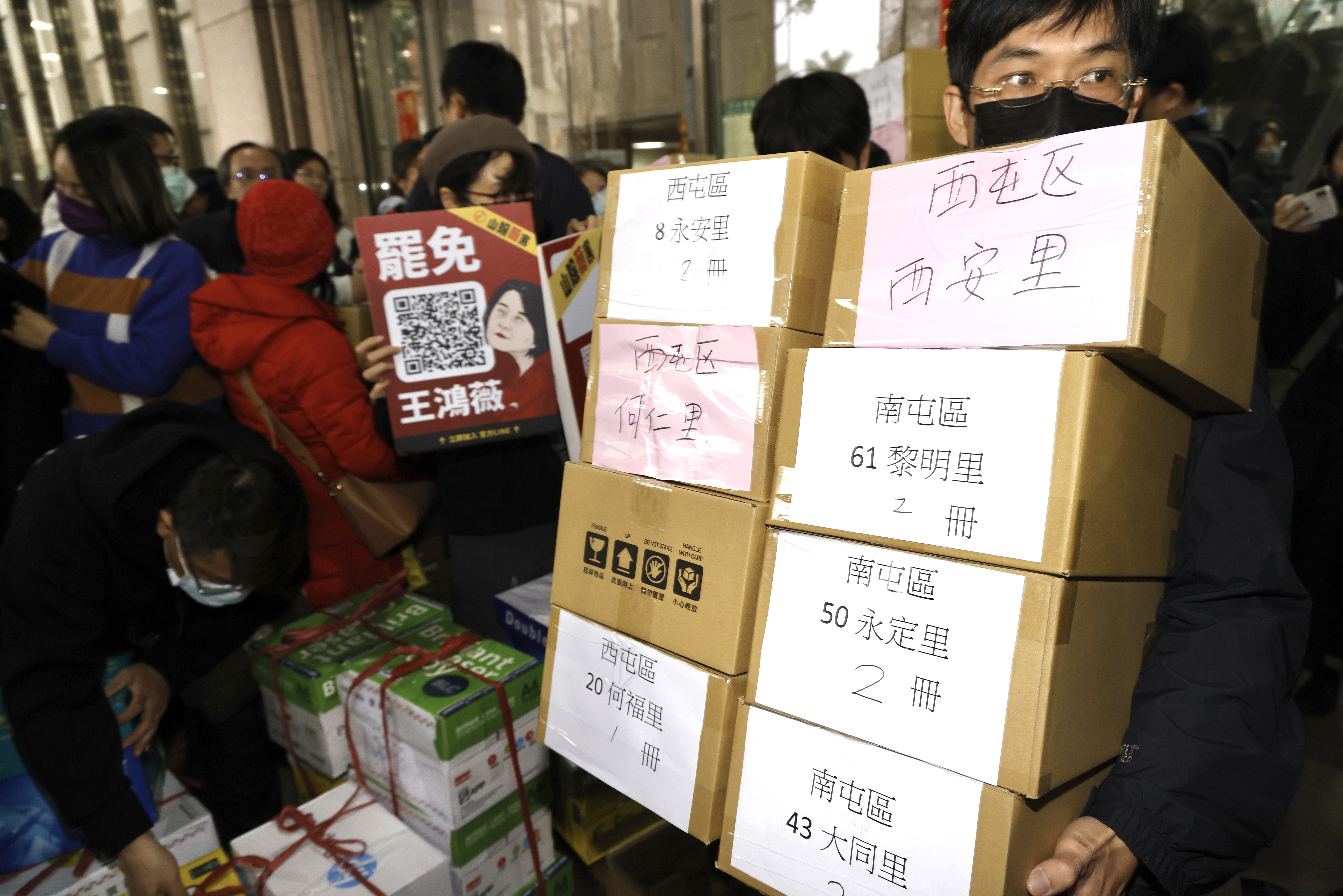 各地罷免團體在開工一早就前往中選會送件。