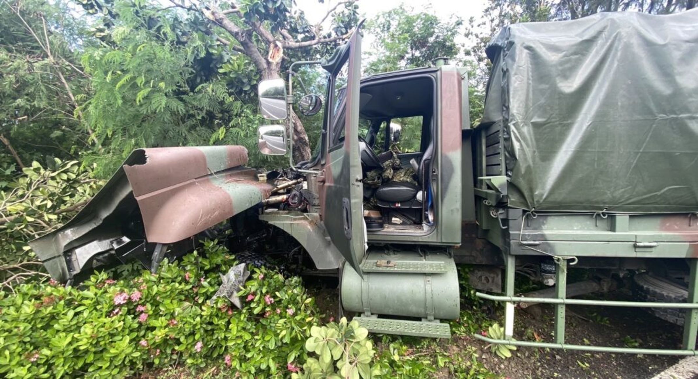 陸軍八軍團軍卡又發生車禍,地點還相隔不到3公里。圖為本月20日撞樹7傷車禍畫面。(翻攝記者爆料網@民眾提供)