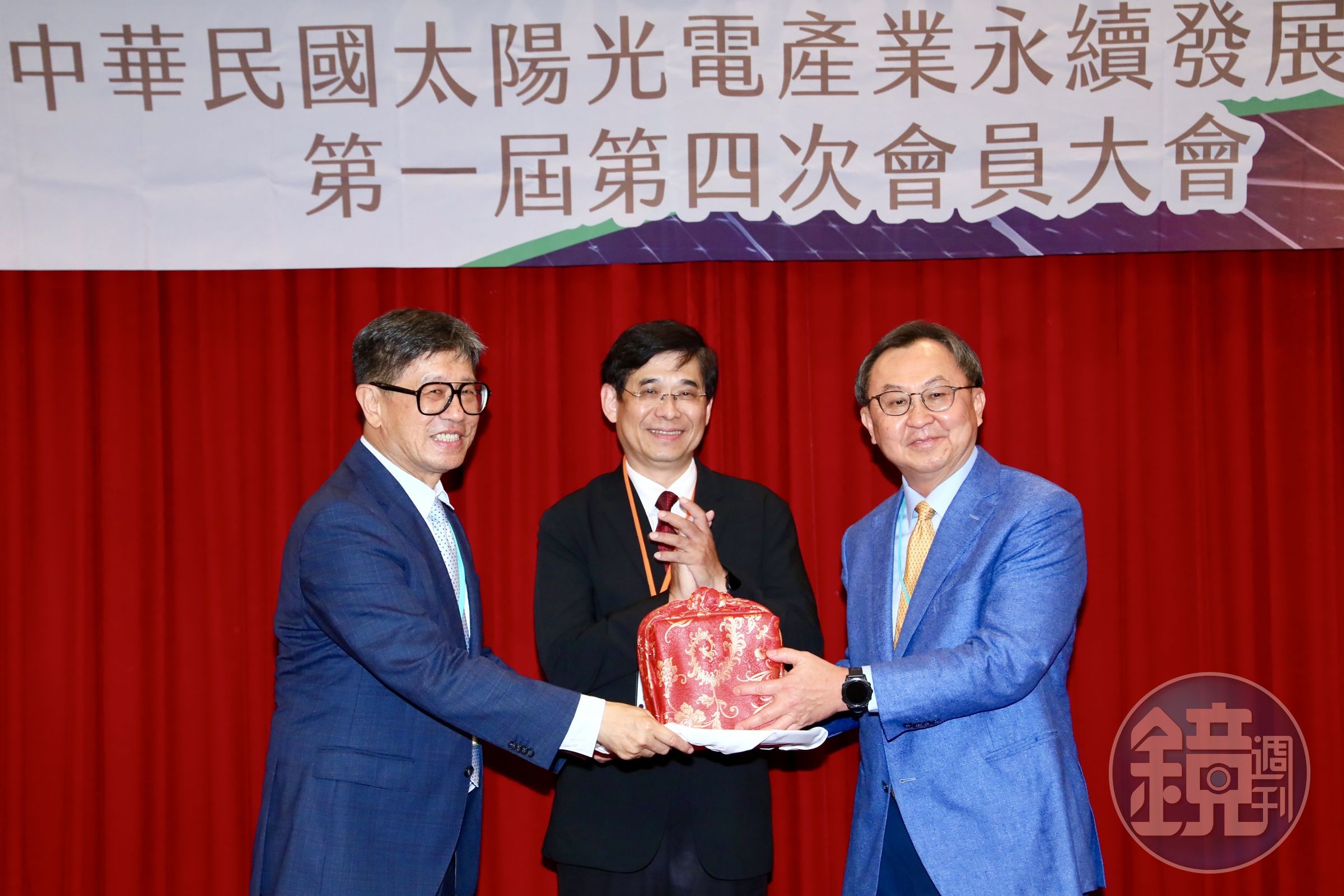 太陽光電產業永續發展協會舉行理監事改選，在能源署代理署長李君禮（中）見證之下，大亞電線電纜董事長沈尚弘（右）由寶晶能源董事長蔡佳晋（左）手中接下理事長職位。