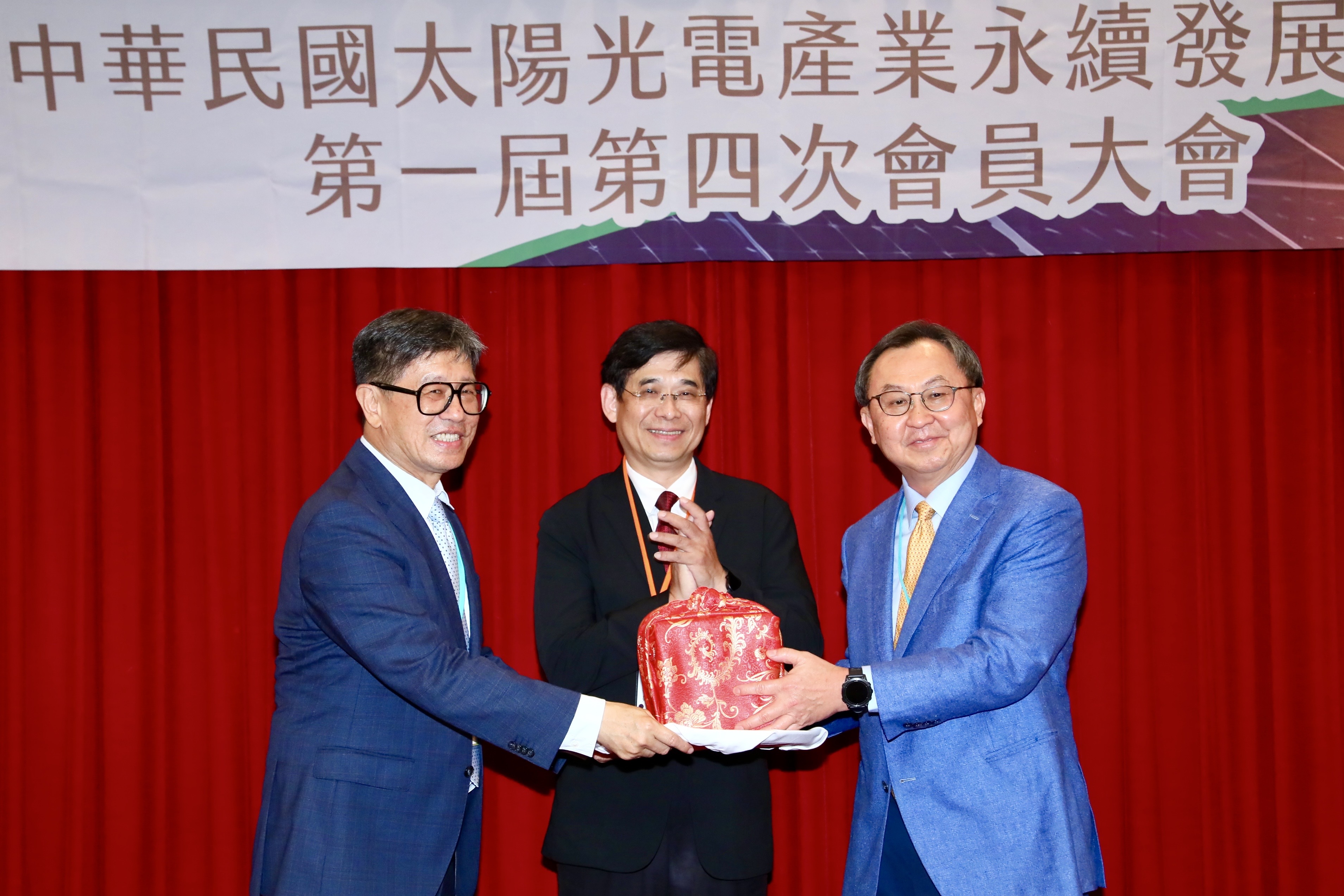 太陽光電產業永續發展協會舉行理監事改選，在能源署代理署長李君禮（中）見證之下，大亞電線電纜董事長沈尚弘（右）由寶晶能源董事長蔡佳晋（左）手中接下理事長職位。