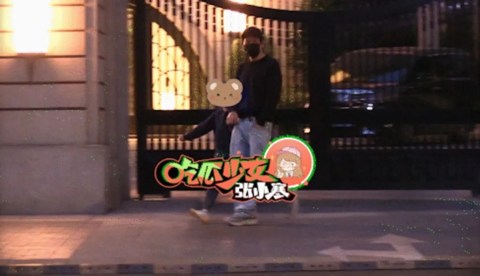 趙德胤被拍到帶著孩童進出小區，當時都說是趙麗穎的兒子，陸狗仔今改口稱是趙德胤的姪子。（翻攝自吃瓜少女張小寒微博）