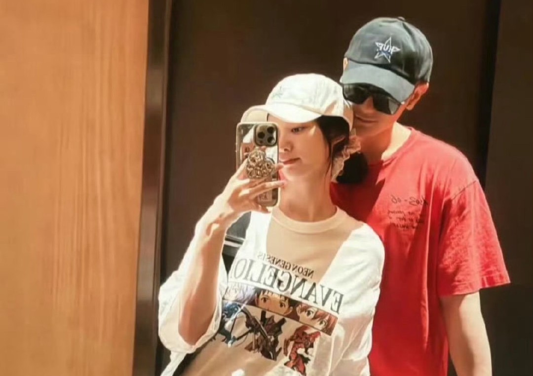 黃子韜和徐藝洋去年公開兩人戀情並已結婚。（翻攝自微博）