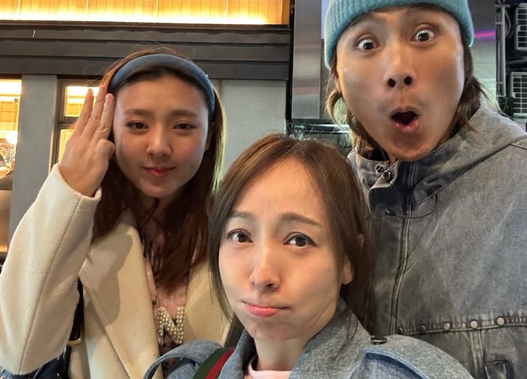 季芹今在社群媒體爆料老公王仁甫的誇張失誤,害她跟女兒度過了一個東京驚魂夜。(翻攝自季芹IG)