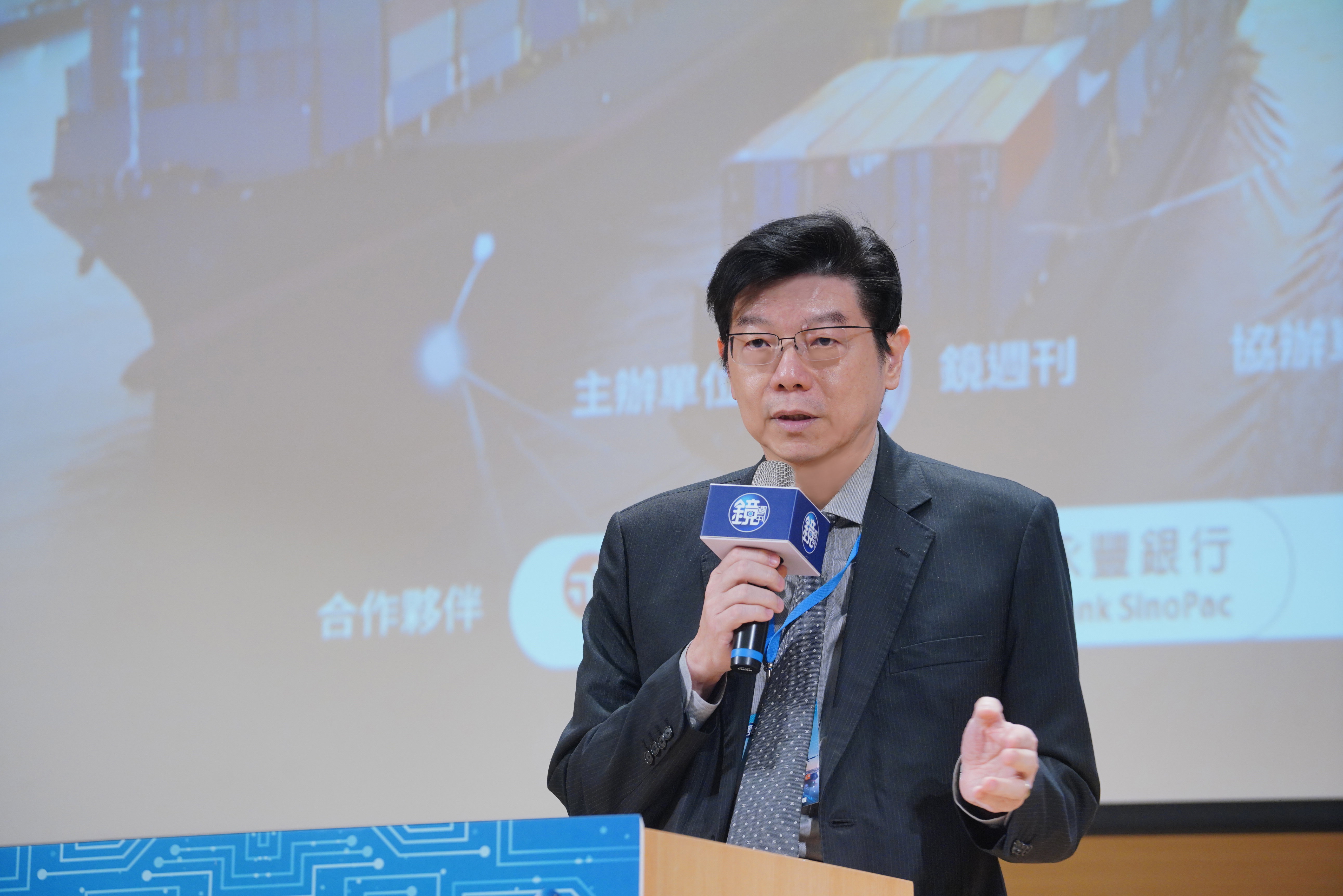 《鏡週刊》社長裴偉表示，希望透過舉辦「台美經濟新局高峰論壇」建構互動平台，一起集思廣益，尋找應對之道，讓政府與企業得以化危機為轉機。