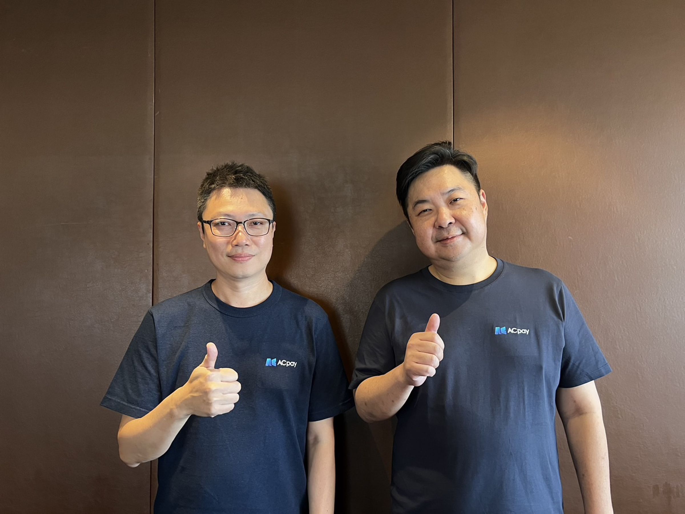交流資服協助國內500家伴手禮品牌成功數位轉型,獨家取得蘋果谷哥手機認證切入智能金流聚合服務。右為董事長陳彥甫,左為營運長李常裕。(交流資服提供)